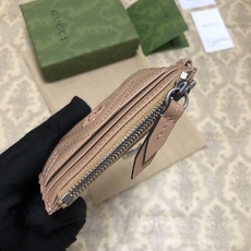 这款GG Marmont系列卡包采用简洁纤长的设计,配有拉链口袋以及挂链和钩扣,可轻松挂到其他大号手袋上 这款GG Marmont系列卡包采用简洁纤长的设计,配有拉链口袋以及挂链和钩扣,可轻松挂到其他大号手袋上
