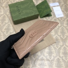 这款GG Marmont系列卡包采用简洁纤长的设计,配有拉链口袋以及挂链和钩扣,可轻松挂到其他大号手袋上 这款GG Marmont系列卡包采用简洁纤长的设计,配有拉链口袋以及挂链和钩扣,可轻松挂到其他大号手袋上