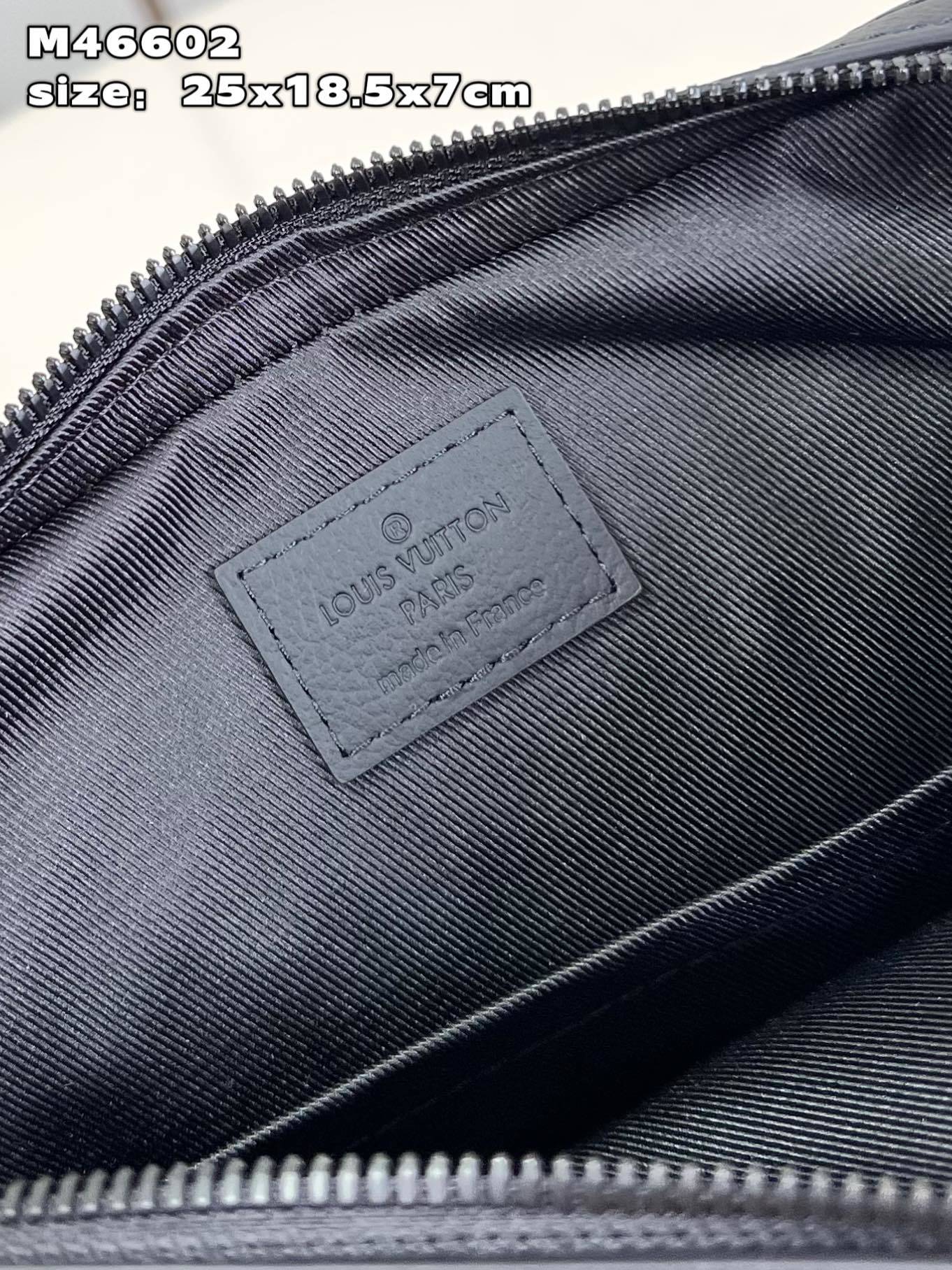 顶级原单M46602本款Trio邮差包取材Monogram压纹牛皮革拉链前袋和肩带处的小号零钱包均可拆卸