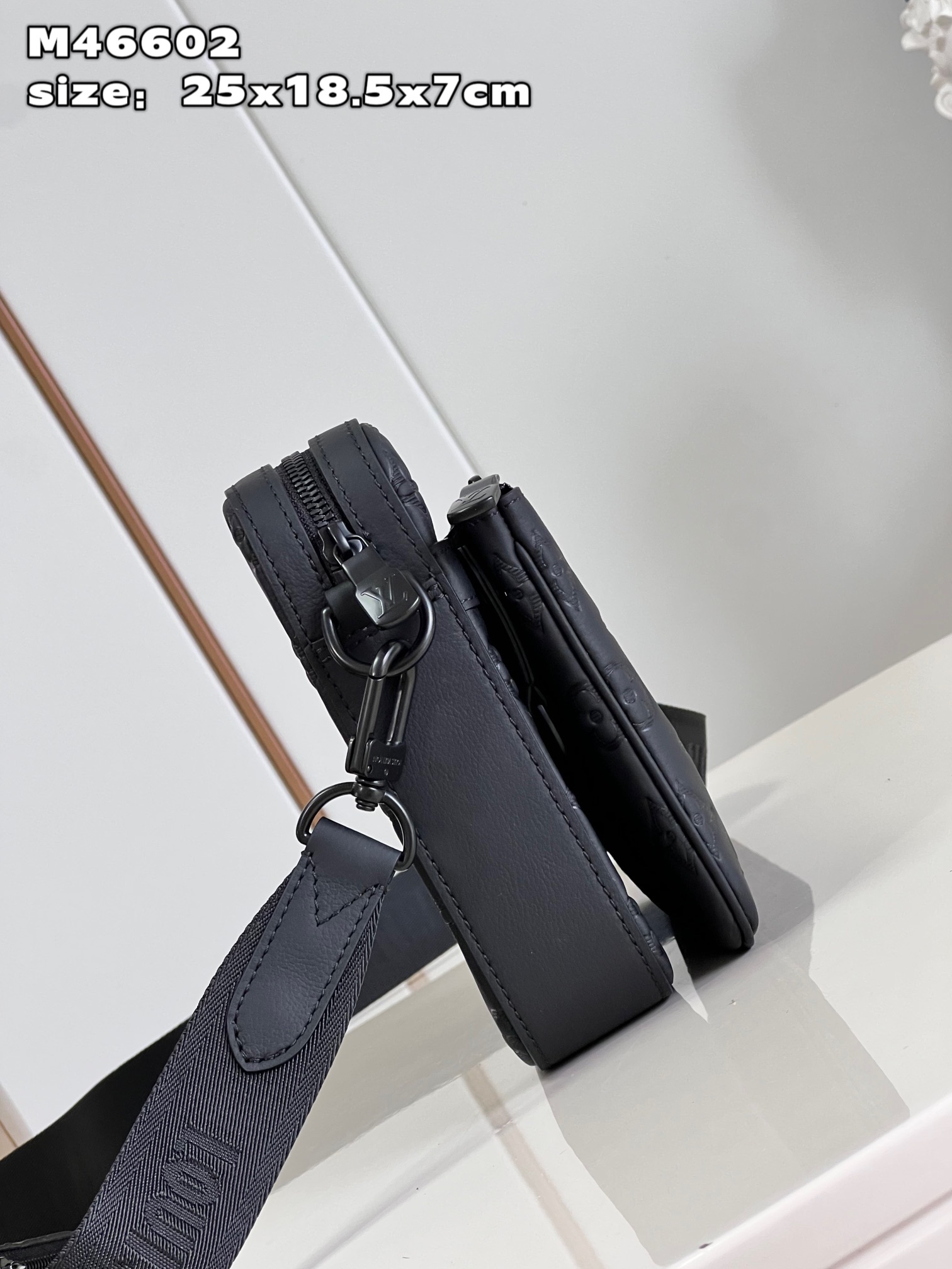 顶级原单M46602本款Trio邮差包取材Monogram压纹牛皮革拉链前袋和肩带处的小号零钱包均可拆卸