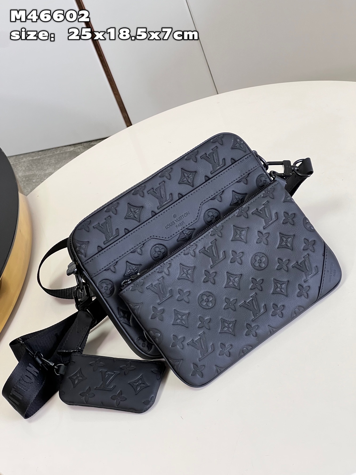 顶级原单M46602本款Trio邮差包取材Monogram压纹牛皮革拉链前袋和肩带处的小号零钱包均可拆卸