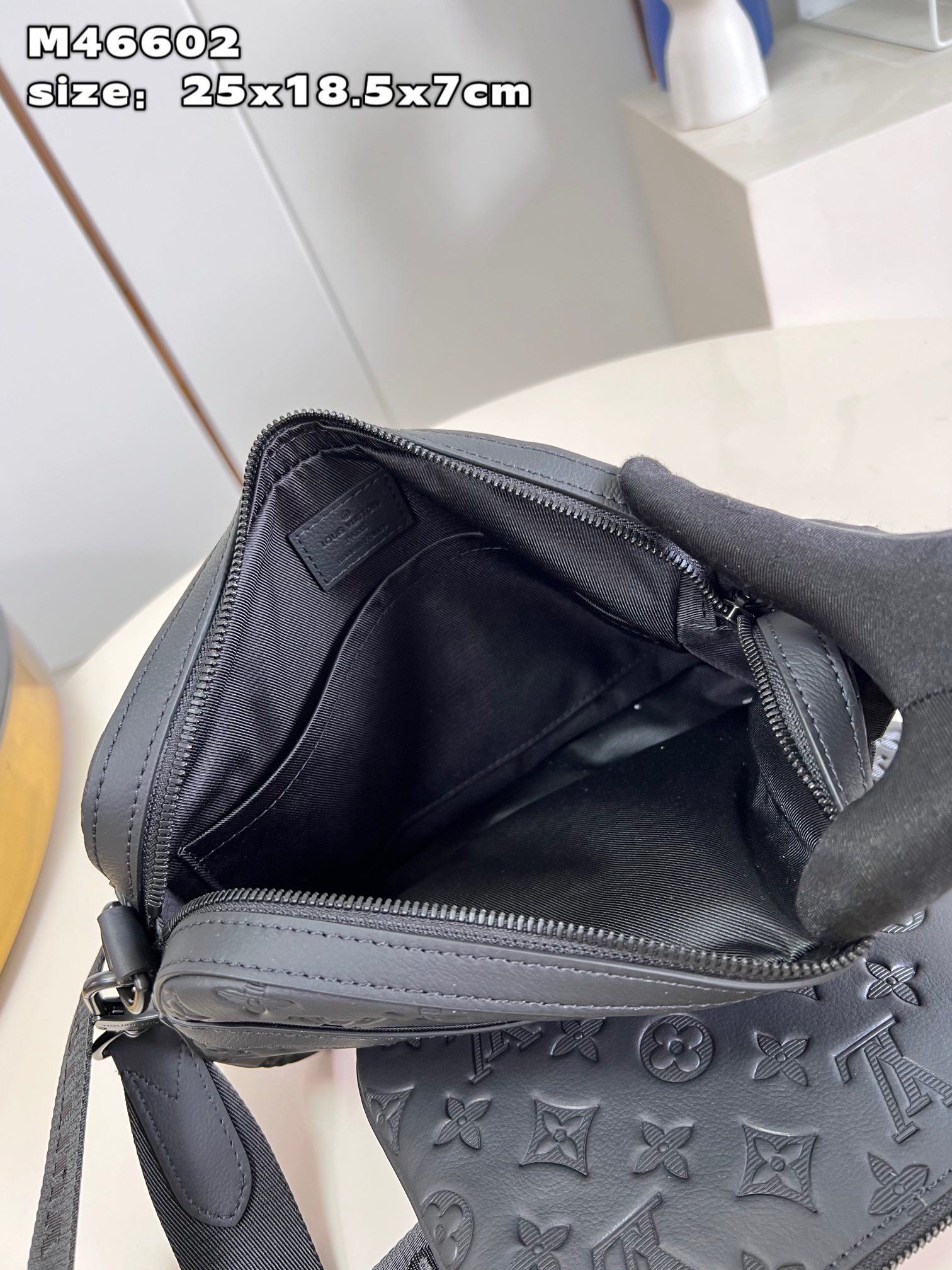 顶级原单M46602本款Trio邮差包取材Monogram压纹牛皮革拉链前袋和肩带处的小号零钱包均可拆卸