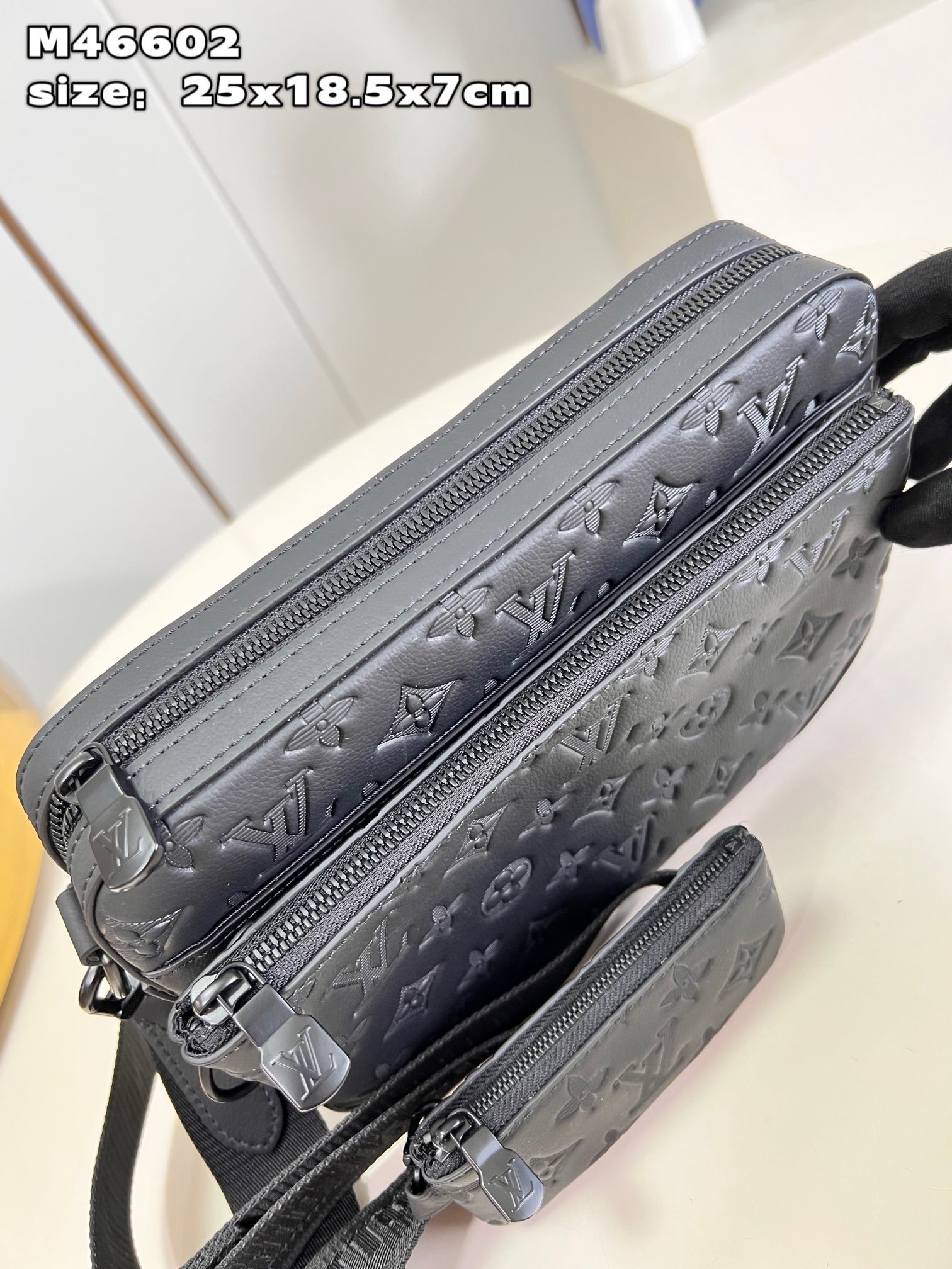 顶级原单M46602本款Trio邮差包取材Monogram压纹牛皮革拉链前袋和肩带处的小号零钱包均可拆卸