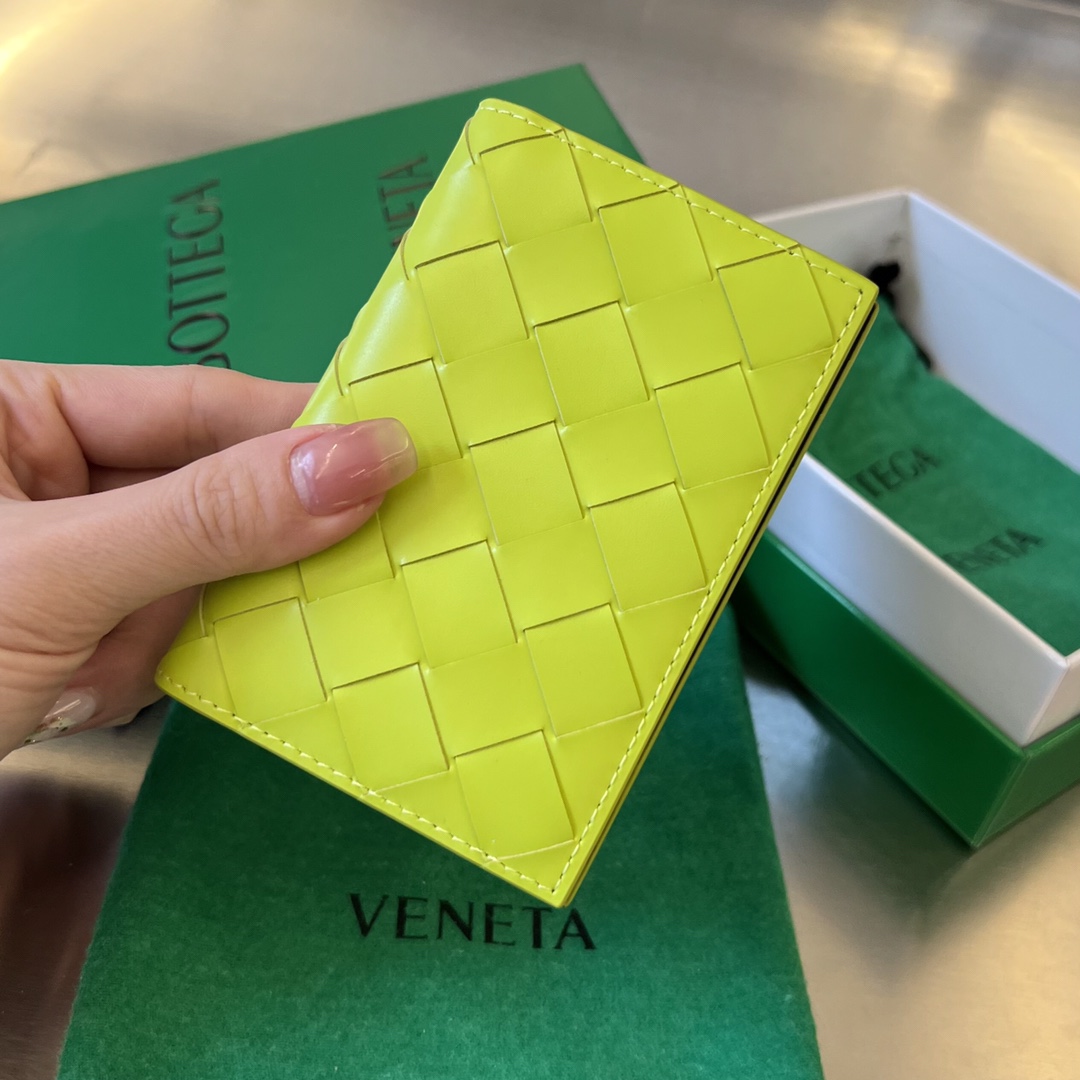 NO:671317,B's new medium plaid card holder, 592619 card holder, is an essential carry-on for all people. The body of the bag is made of cowhide and has a smooth texture. It has 6 card slots. There is also a compartment in the middle to put some money. It is a very lightweight card holder. Nowadays, the bags we carry are getting smaller and smaller. One card holder can satisfy them all. There are also many color options. There is always one you like. Size 11x7.5, BV, Bottega Veneta, Cowhide19860909B家新款中编格卡包 592619卡包是所有人群必不可少的随身带 包身由牛皮制成 质感柔滑 她拥有6个卡槽位置 中间还有隔层可以放点钱,很轻便的一款卡包 现在背的包包越来越小 一个卡包就能满足所有 同时还拥有很多颜色选择 总有一个是你喜欢的 尺寸11x7.5,BV,bottega veneta,cowhide,欧美剧