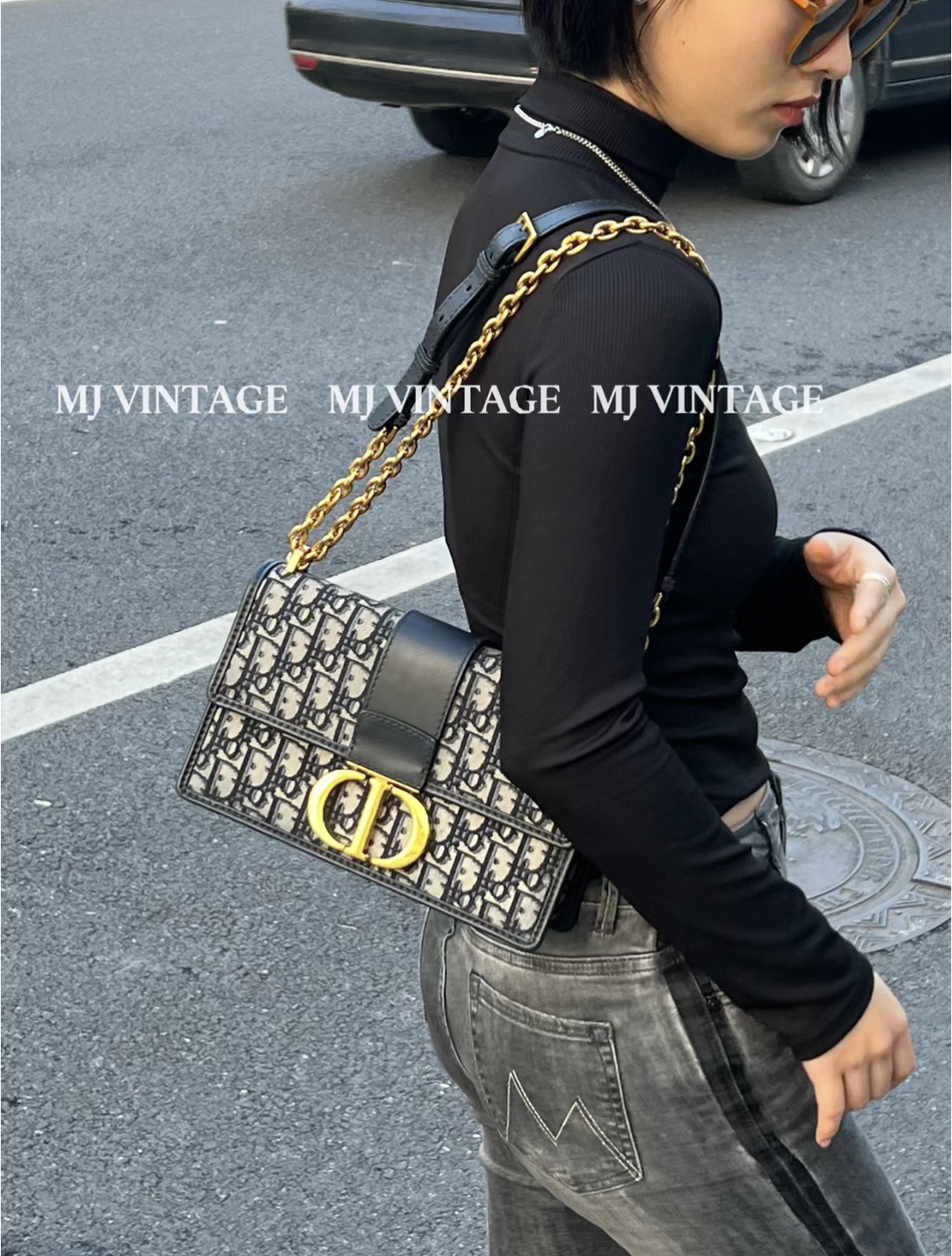 迪奥Dior蒙田包💰220(链条款) 这款手袋采用 Oblique 印花精心装饰,打造优雅经典的造型,翻盖饰以复古金色饰面金属“CD”扣环,背面“30 Montaigne”压花标志等高雅的细节,突显时尚的设计。 规格:25*16.5* 8cm