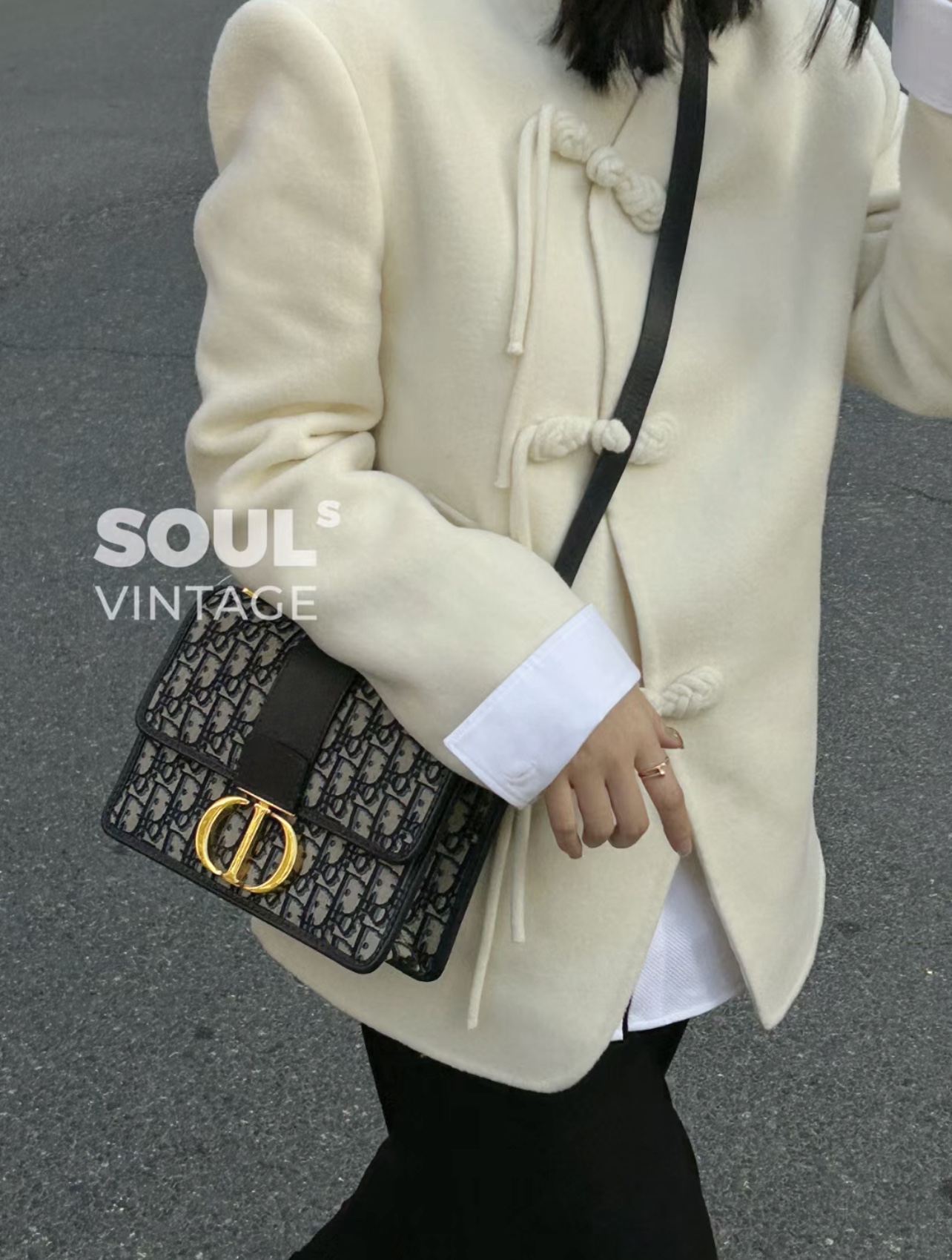 迪奥Dior蒙田包💰220(皮带款) 这款手袋采用 Oblique 印花精心装饰,打造优雅经典的造型,翻盖饰以复古金色饰面金属“CD”扣环,背面“30 Montaigne”压花标志等高雅的细节,突显时尚的设计。 规格:25*16.5* 8cm