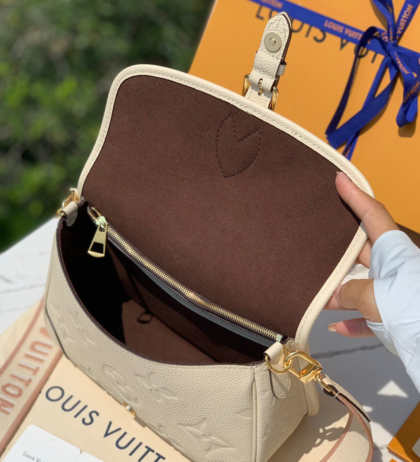🌼尺寸 25×9×15cm🇭🇰香港贸易公司订单！M46388 LV新款全皮法棍包，奶油白敢说是这个夏天最