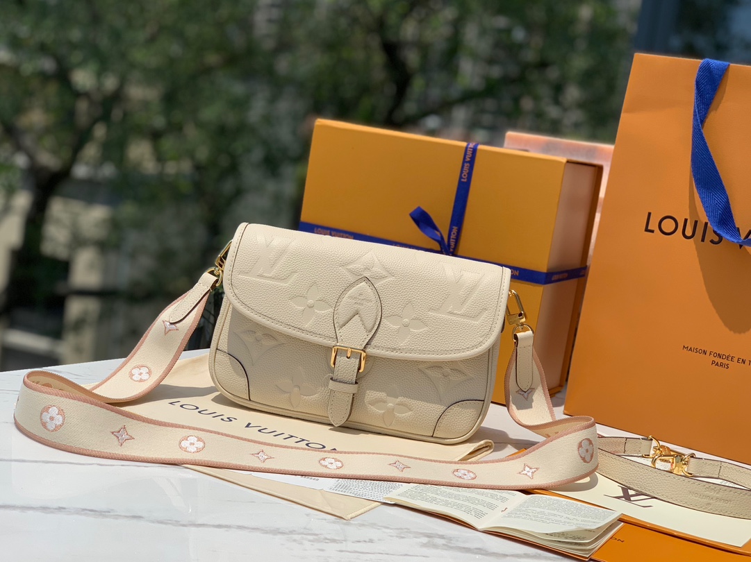 🌼尺寸 25×9×15cm🇭🇰香港贸易公司订单！M46388 LV新款全皮法棍包，奶油白敢说是这个夏天最