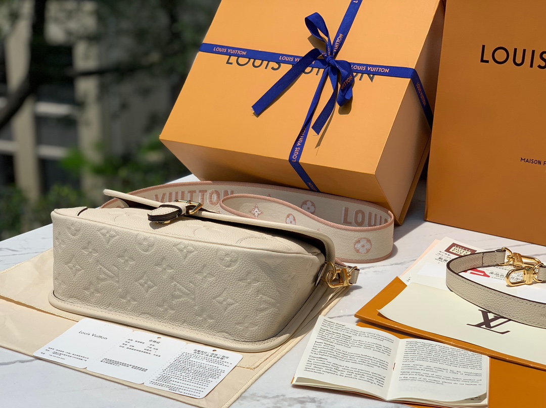 🌼尺寸 25×9×15cm🇭🇰香港贸易公司订单！M46388 LV新款全皮法棍包，奶油白敢说是这个夏天最