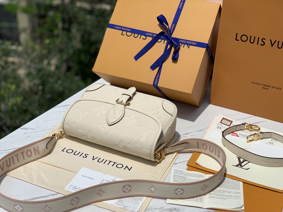 🌼尺寸 25×9×15cm🇭🇰香港贸易公司订单！M46388 LV新款全皮法棍包，奶油白敢说是这个夏天最