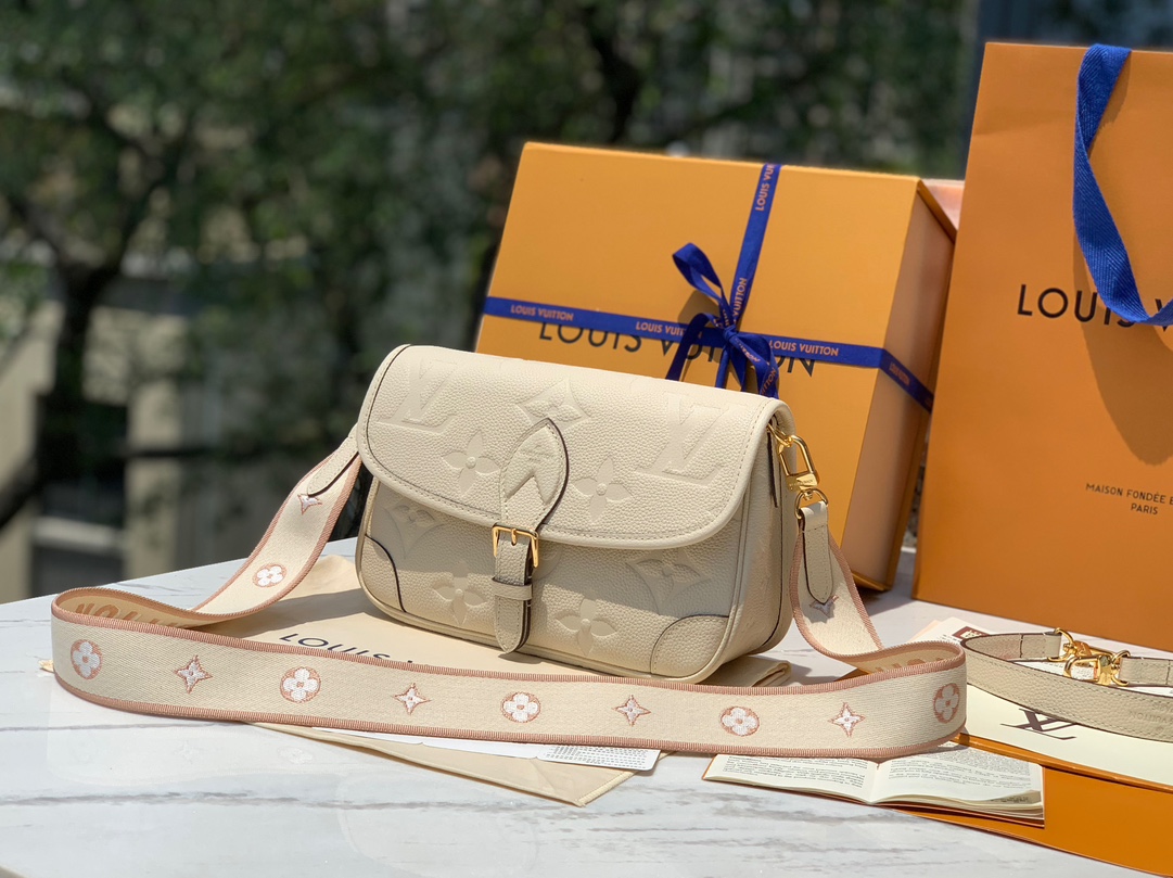 🌼尺寸 25×9×15cm🇭🇰香港贸易公司订单！M46388 LV新款全皮法棍包，奶油白敢说是这个夏天最