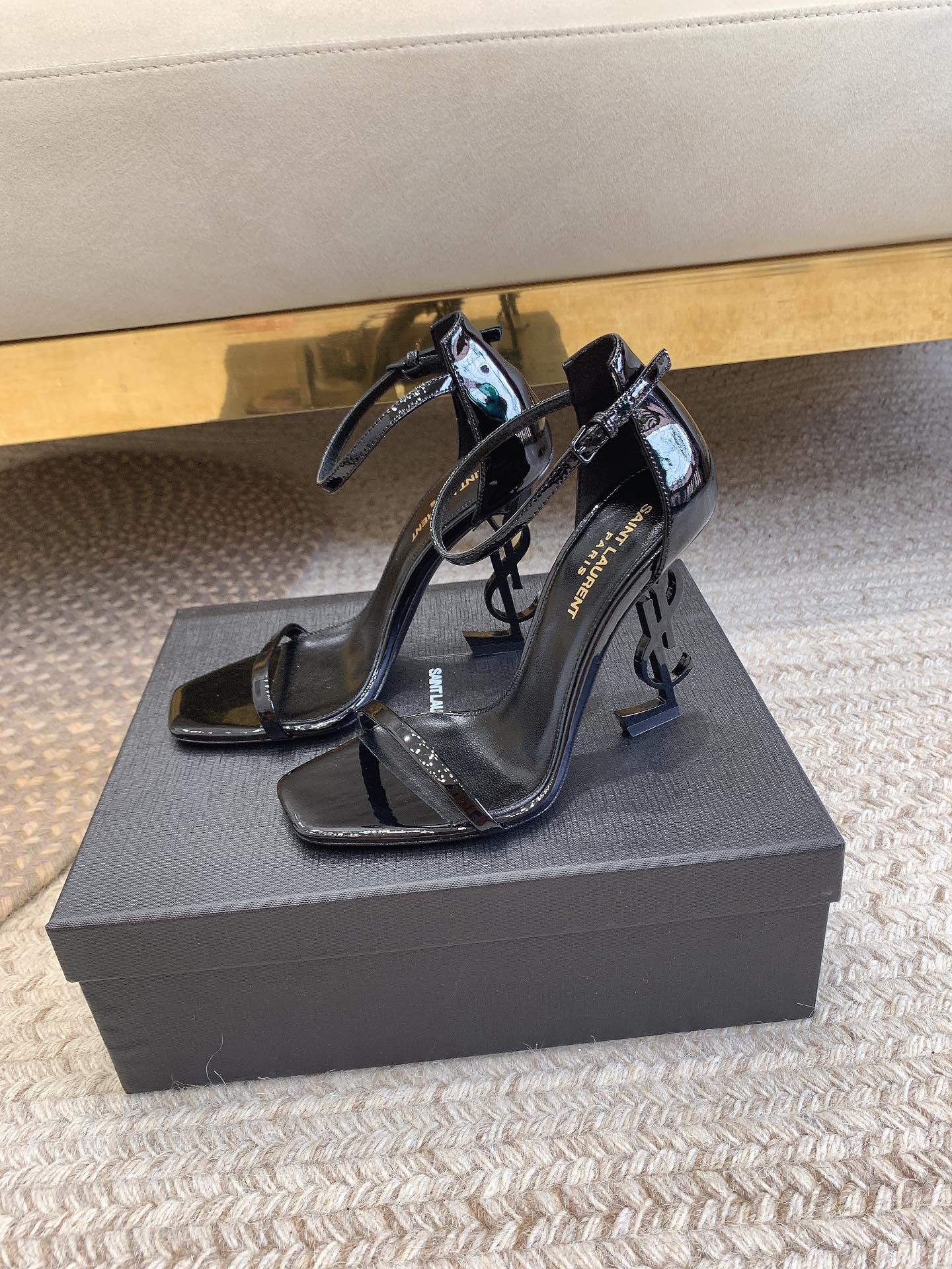 NO:928217,SAIN* LAUREN*YSLSS23 logo and OPYUM high heels, original last, top quality material, upper imported cow patent leather/matte cowhide/imported sheep noodle, lining imported sheepskin lining, original custom hardware, heel height 10.5, size 35-39 (34, 40 customized, non-returnable, non-exchangeable), sandals, saint laurent, saint laurent, sandals, high  heels,cowhide,sheepskin,sheep19860909SAIN* LAUREN*YSLSS23logo跟OPYUM系高跟鞋 原版套楦 顶级品质 材质 鞋面进口牛漆皮/雾面牛皮/进口羊京面 内里进口羊皮里 五金原版定制五金 跟高10.5 码数35-39（34、40定做不退不换）,凉鞋,saint laurent,saint laurent,sandals,high heels,cowhide,sheepskin,sheep,Women's Shoes