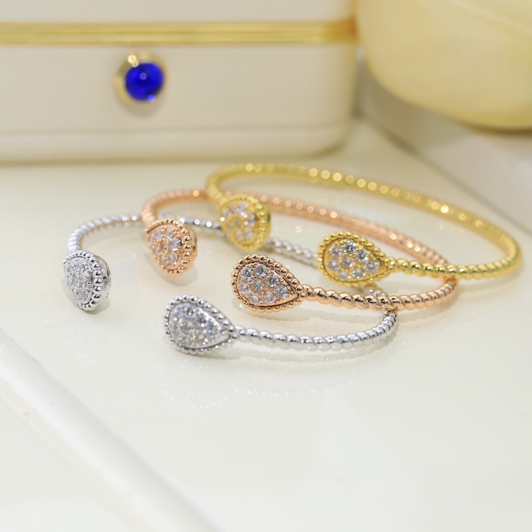 “Gold Rosary Bracelet with Logo: Stylish Design and Meaningful Symbolism”