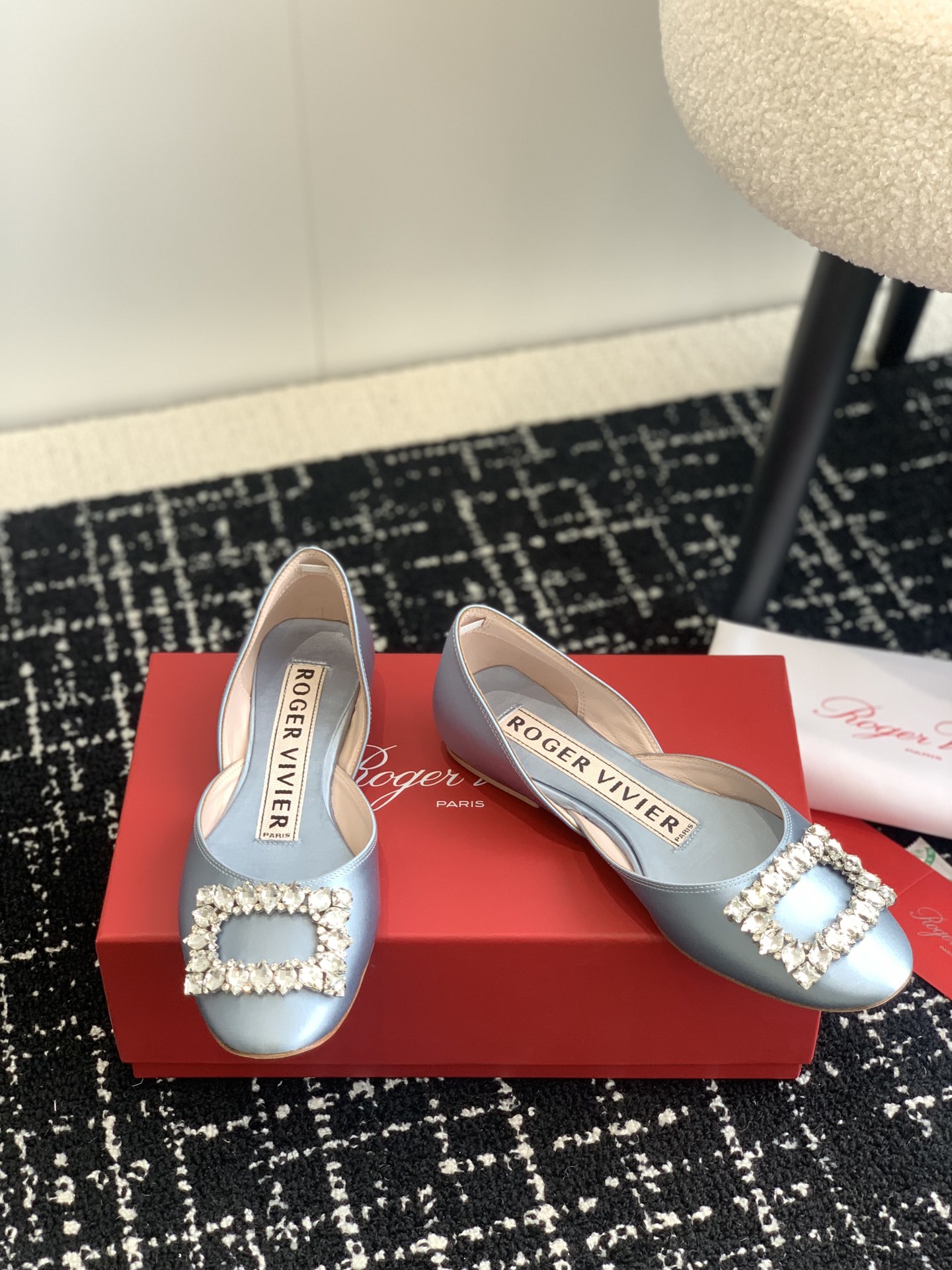 Rogervivier24春夏中空真丝绸缎碎钻扣平底单鞋/凉鞋圆圆的头型配上施华洛世奇的椭圆形水钻扣娇俏