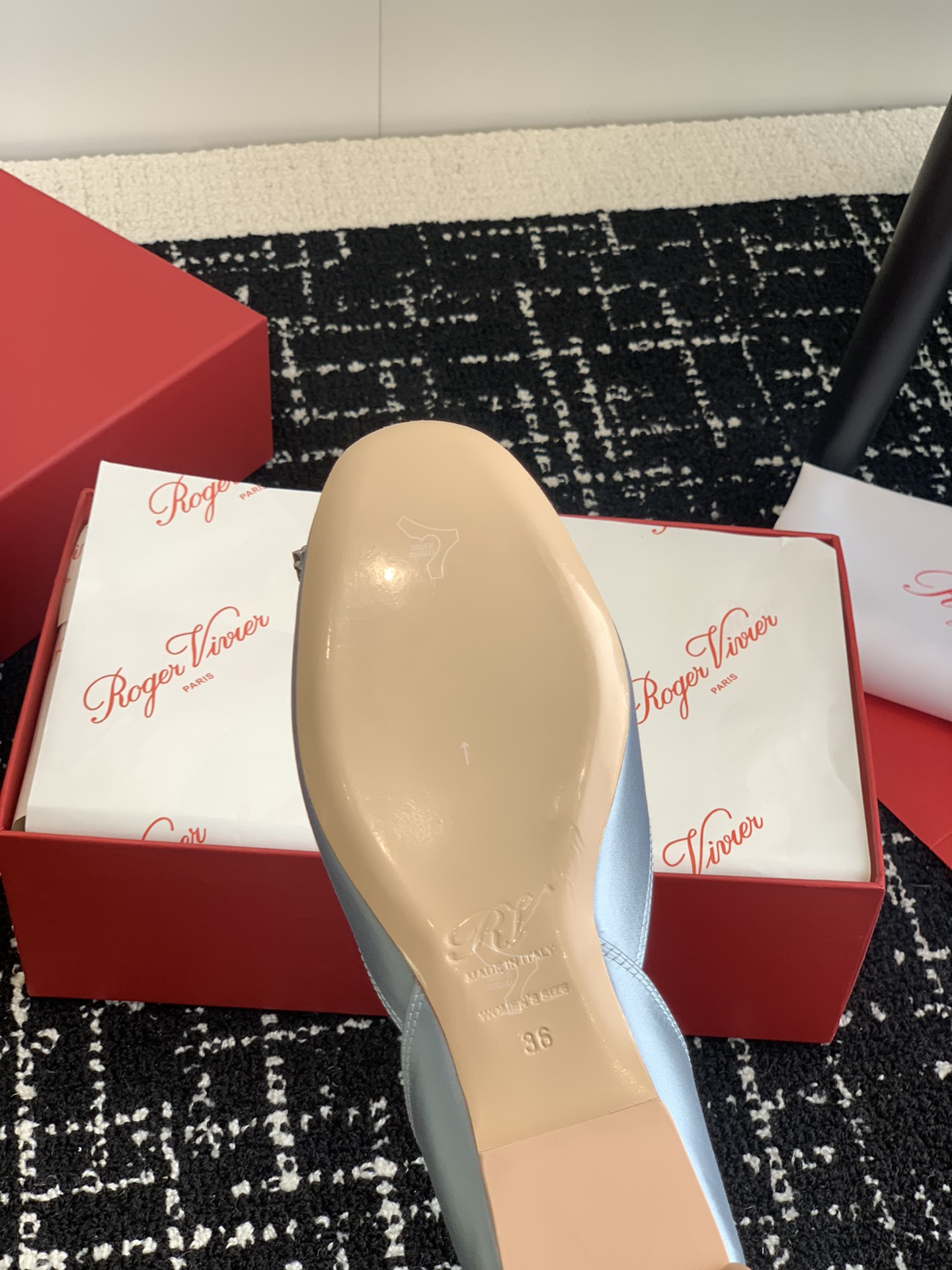 Rogervivier24春夏中空真丝绸缎碎钻扣平底单鞋/凉鞋圆圆的头型配上施华洛世奇的椭圆形水钻扣娇俏