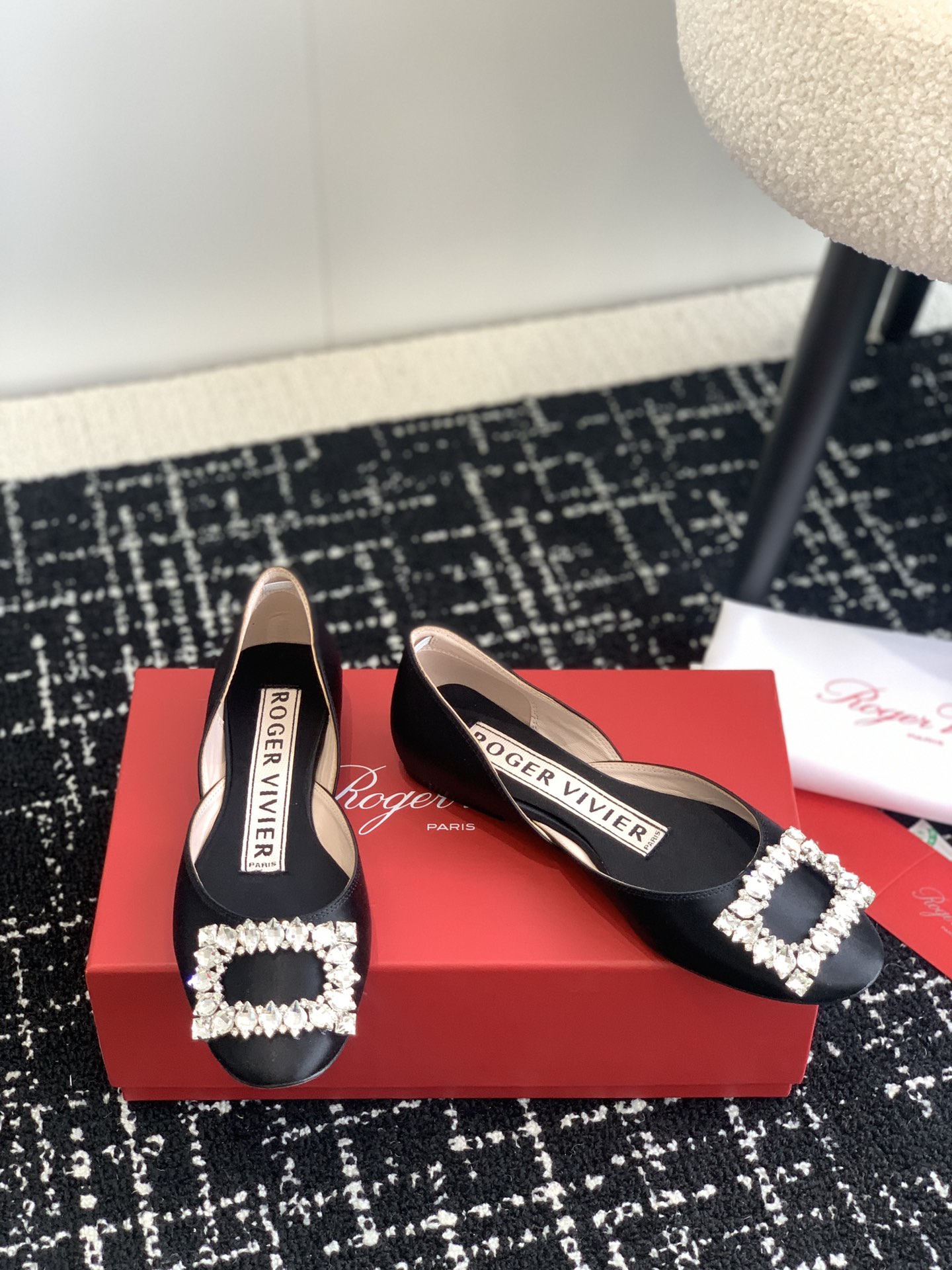 Rogervivier24春夏中空真丝绸缎碎钻扣平底单鞋/凉鞋圆圆的头型配上施华洛世奇的椭圆形水钻扣娇俏