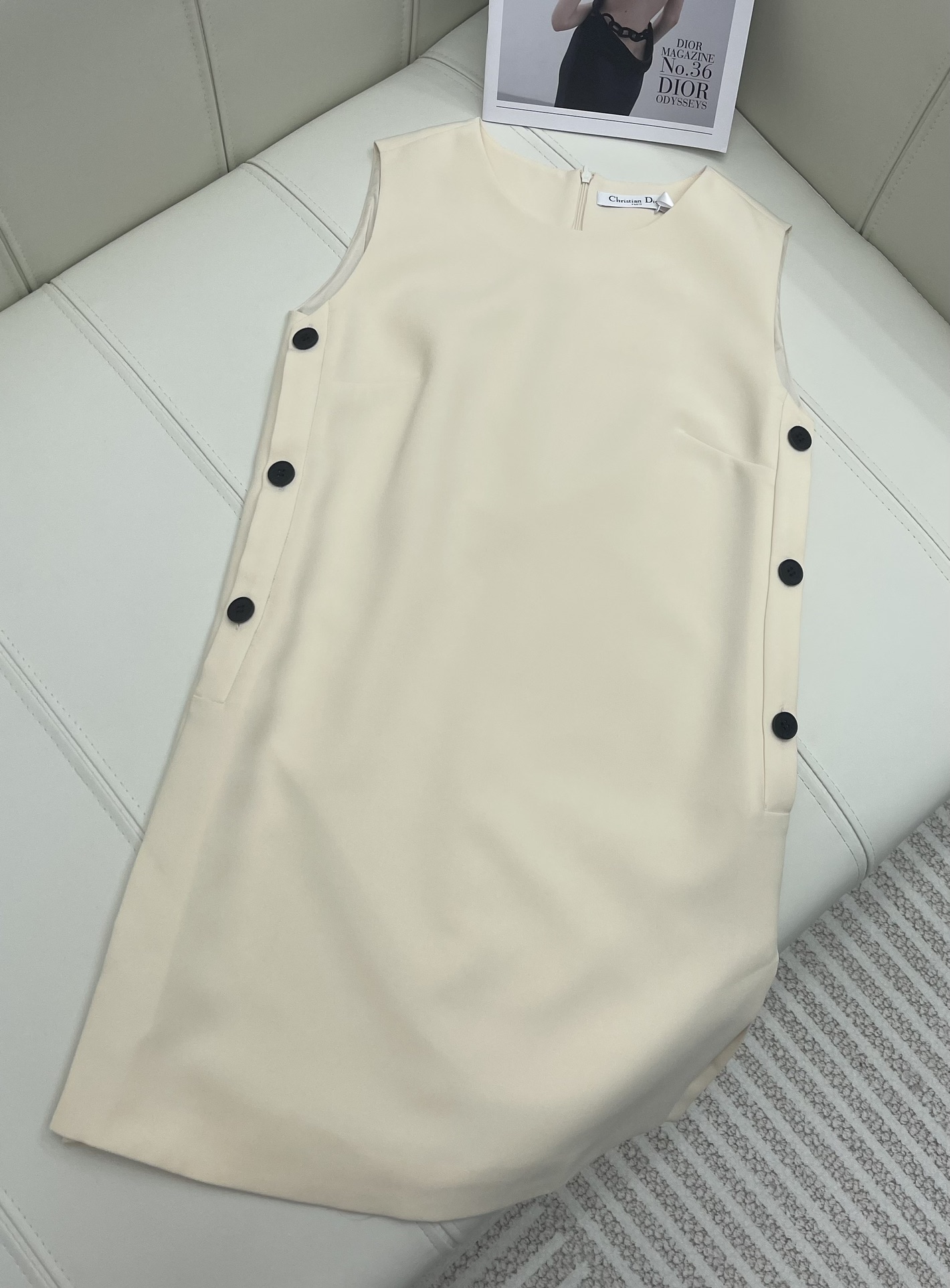 NO:696846,Dio* new products are on the shelves. Simple long top. Customized imported pattern fabric. Presents a comfortable and drapey appearance. High-end solid color decorated with brooches. Continuation of brand haute couture. Placket decoration on both sides. Adjustable to create different charms. 2 colors available. Get it early and get up early. Tall version. 2 colors, dior, brooch, breastpin,19860909Dio* 新品上架 简约长款上衣 定制进口对版面料 呈现垂感舒适的品相 高级的纯色饰以胸针装饰 延续品牌高定 两侧襟扣装饰 随意调节 塑造不同魅力 2色可选 早入手早上身  高版本 2色,,dior,brooch，breastpin,,Women's clothing