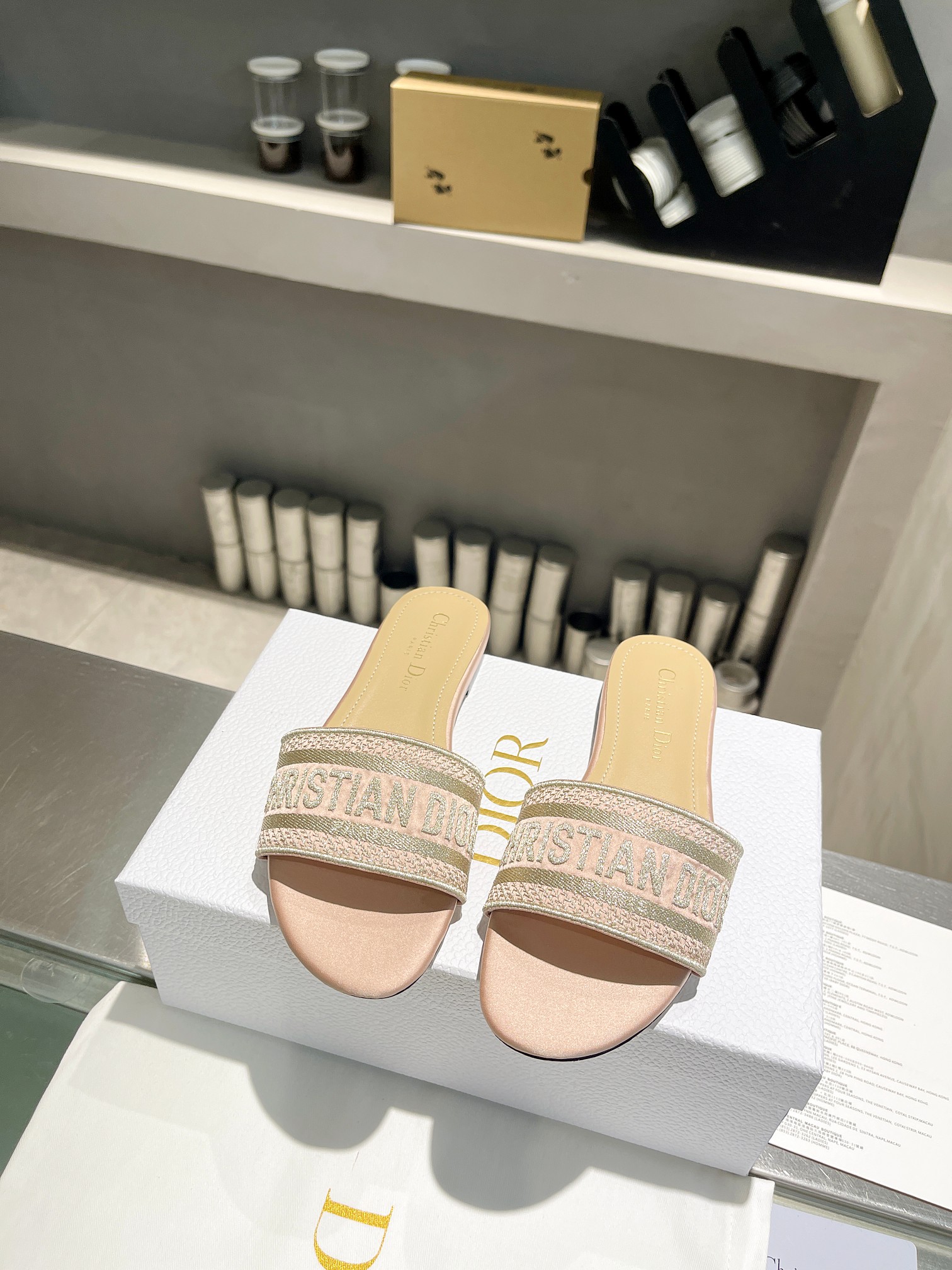 NO:257909,Dior ss DWAY Spring and Summer New One-Shaped Slippers Original ZP One-to-One Replica. Top Purchase Version!  CD letter logo silk three-dimensional embroidered slippers. Square toe thick heel jelly color leak-toe slipper series. The upper is the original consistent high temperature water-soluble cotton electric embroidery technology silk fabric. The inner water dyed sheepskin inner lining. The sole of the sole of the Italian leather outsole. Heel high flat heel/4.5CM. Size 34-41 (34, 40.41. Customized without return or replacement), slippers, dior, dior, slippers, sheepskin, real silk, Leather soles19860909Dior ss 迪奥 DWAY 春夏新款一字拼色拖鞋 原版ZP一比一复刻. 顶级代购版本！ CD字母logo真丝立体刺绣拖鞋. 方头粗跟果冻色漏趾拖鞋系列 鞋面原版一致高温水溶棉质电绣科技真丝面料 内里水染羊皮内里 鞋底意大利真皮大底 跟高平跟/4.5CM 码数34-41（34、40.41定做不退不换）,拖鞋,dior,dior,slippers,sheepskin,real silk,Leather soles,Women's Shoes