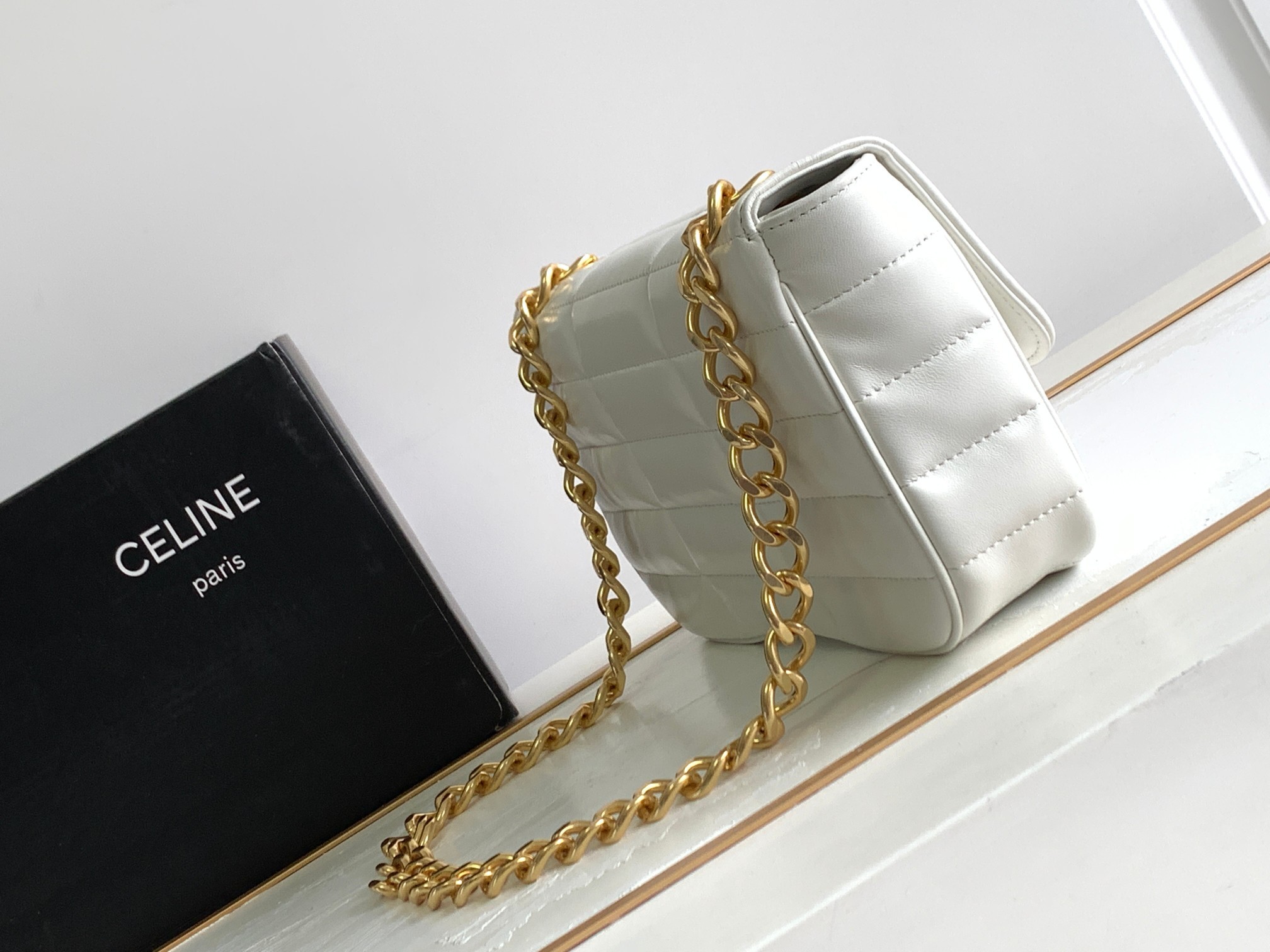 CELINE新品MATELASSÉMONOCHROME绗缝羊皮革链条肩背包全新的标志设计以及绗缝造型将矩