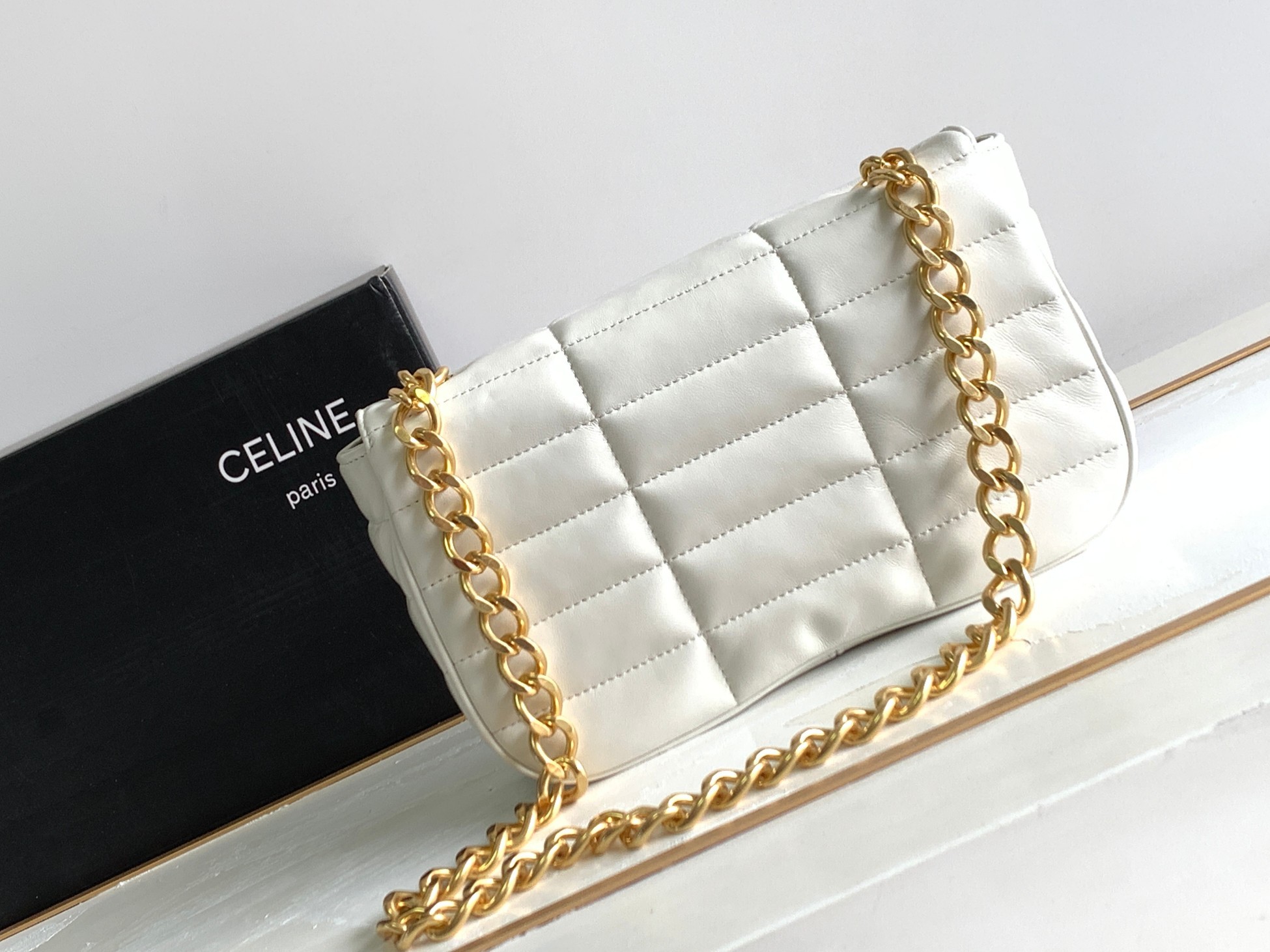 CELINE新品MATELASSÉMONOCHROME绗缝羊皮革链条肩背包全新的标志设计以及绗缝造型将矩