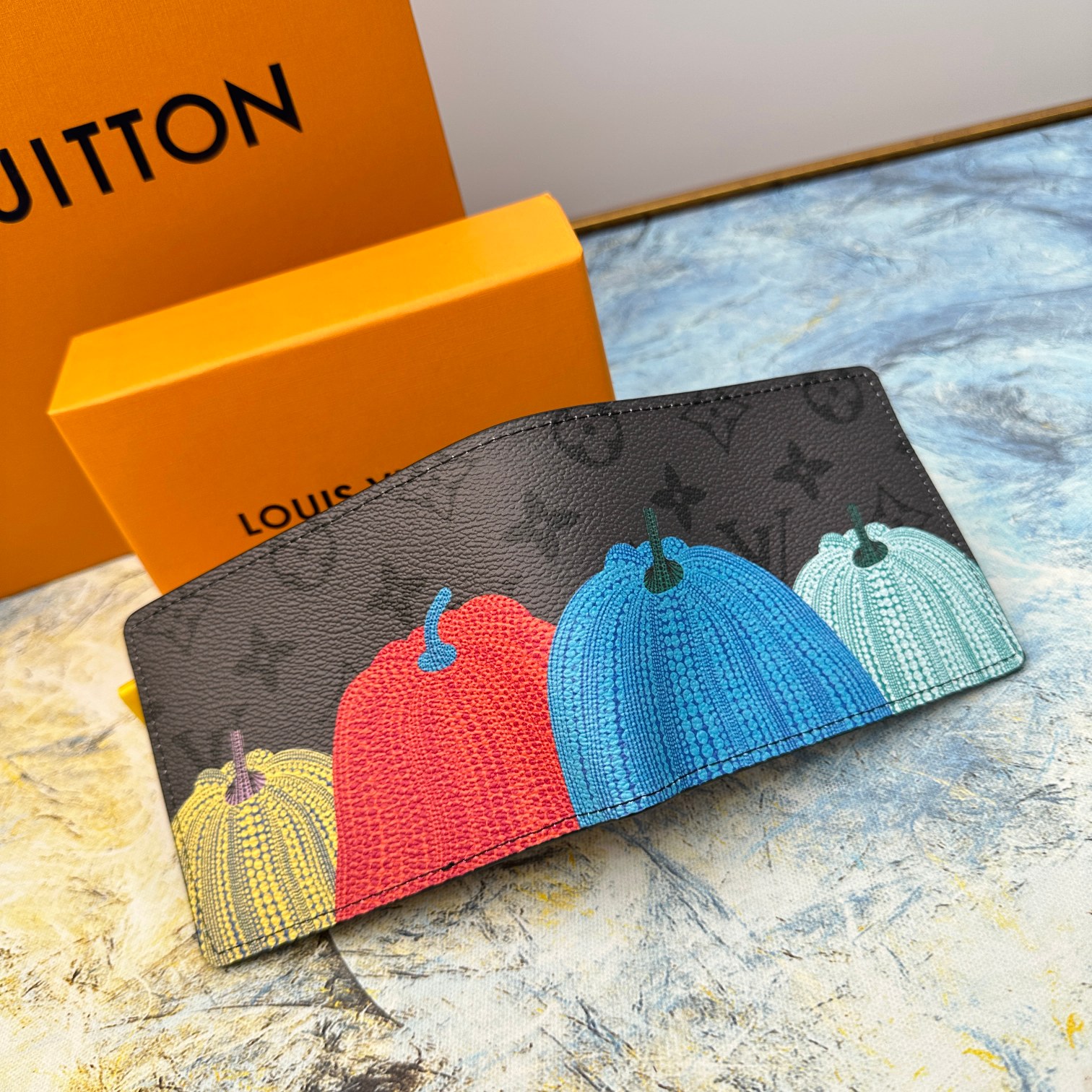 Men's leather bifold wallet gift presentation