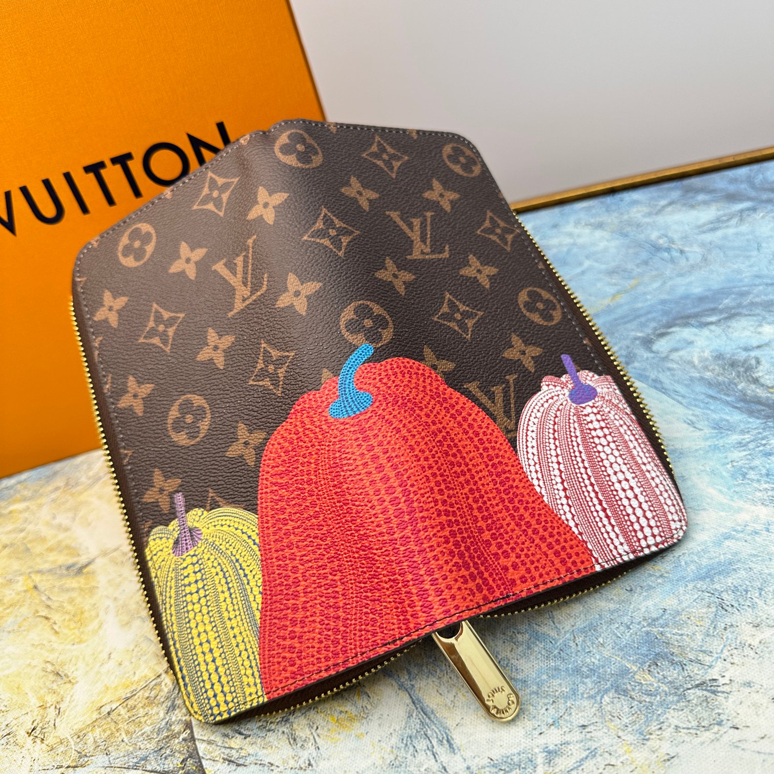 Leather wallet product in use