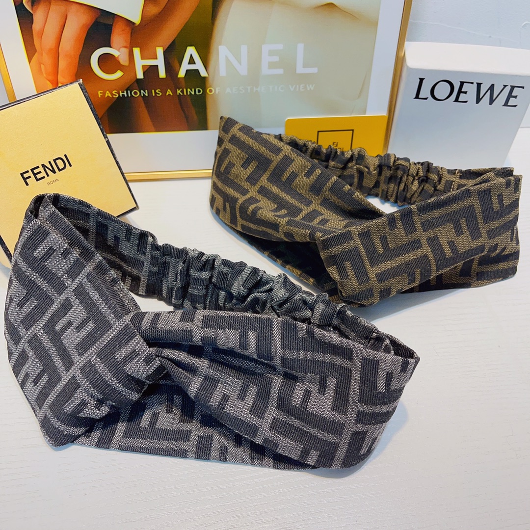 NO:278384,Fendi Fendi Fendi hairband European and American fashion hairband tying hairband versatile and fashionable low-key luxury (single with hairband box) hair accessories, hairpins, fendi, fendi, fendi, hairpins19860909Fendi芬迪 Fendi发带 欧美时尚发带束发带 百搭时髦 低调奢华（单个配发箍盒）发饰,发夹,fendi,fendi,hairpins,accessory