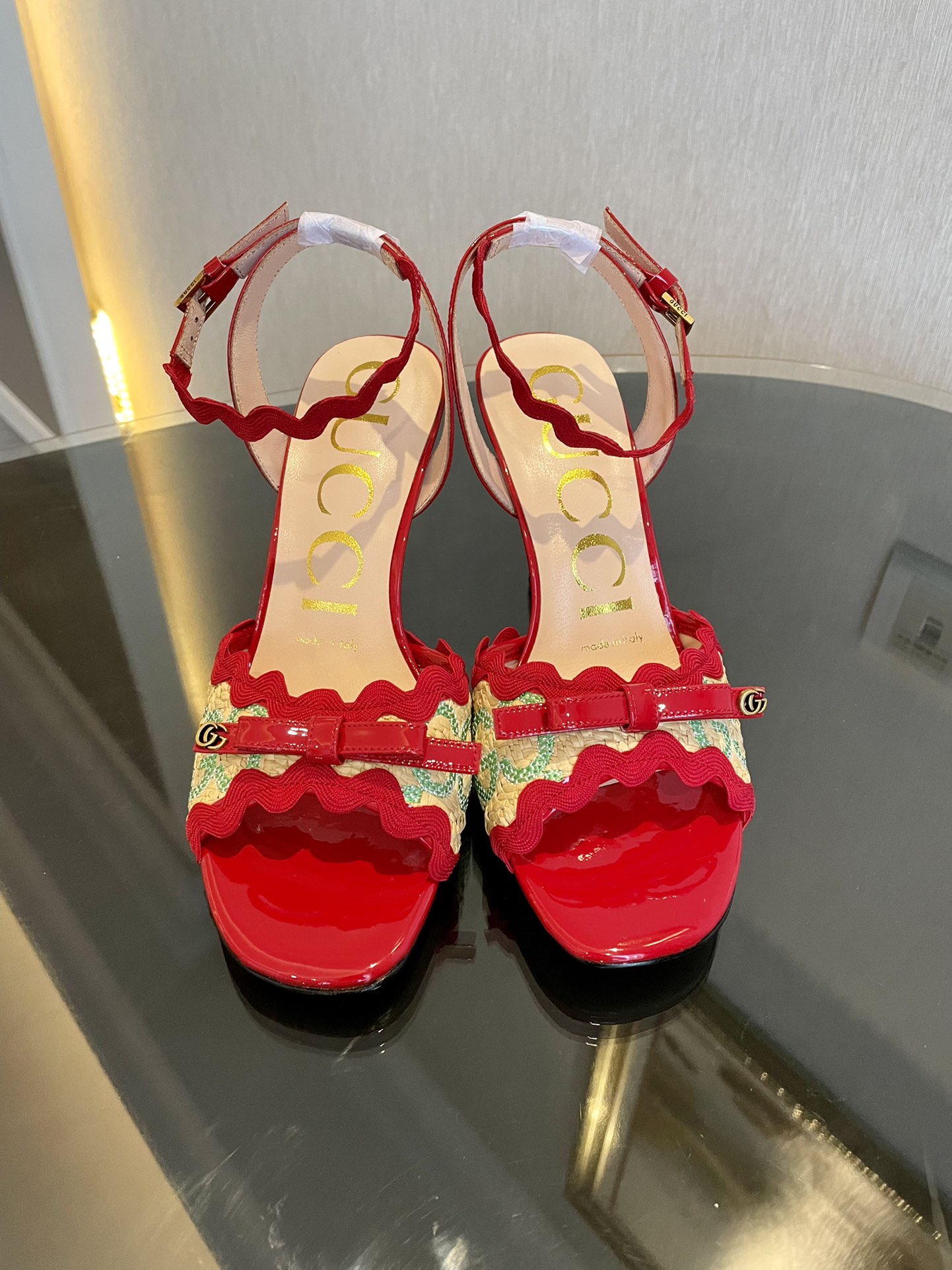 GUCCI 24S 런웨이 뾰족코 하이힐 샌들 분위기 갑 조절 가능한 스트랩 + 골드 버클