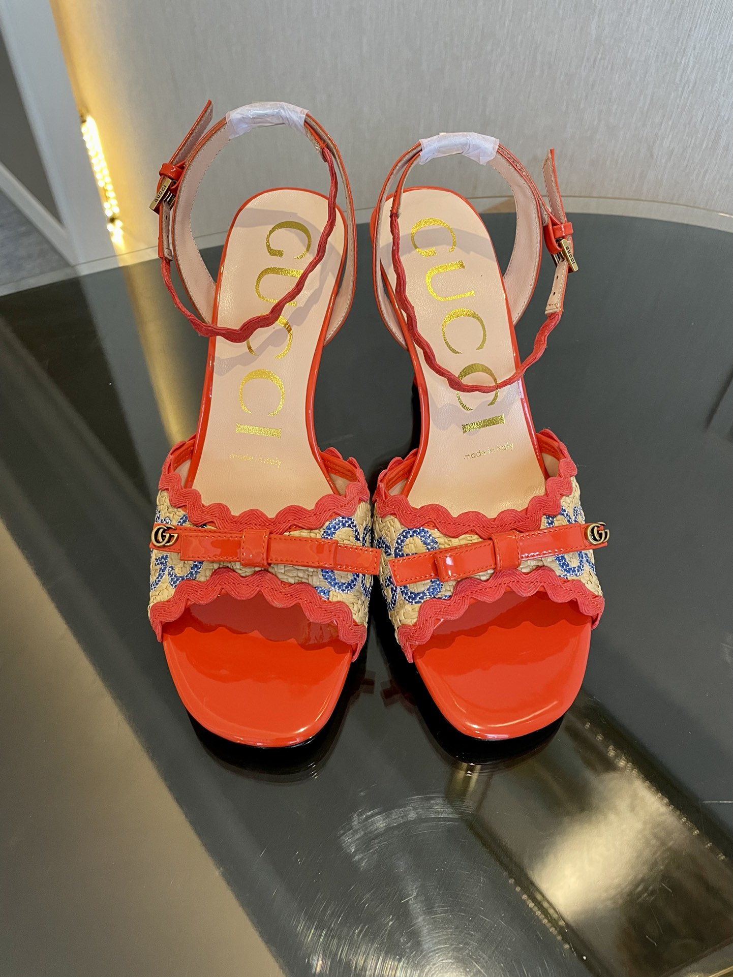 GUCCI 24S 런웨이 뾰족코 하이힐 샌들 분위기 끝판왕 자유 조절 스트랩 + 골드 버클