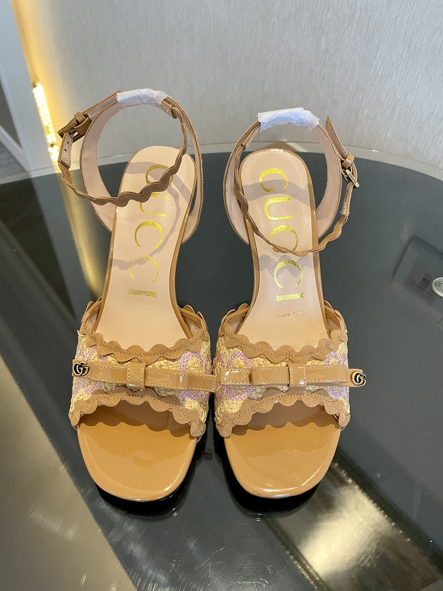 GUCCI 24S 런웨이 뾰족코 하이힐 샌들 분위기 갑 + 자유 조절 스트랩 + 골드 버클