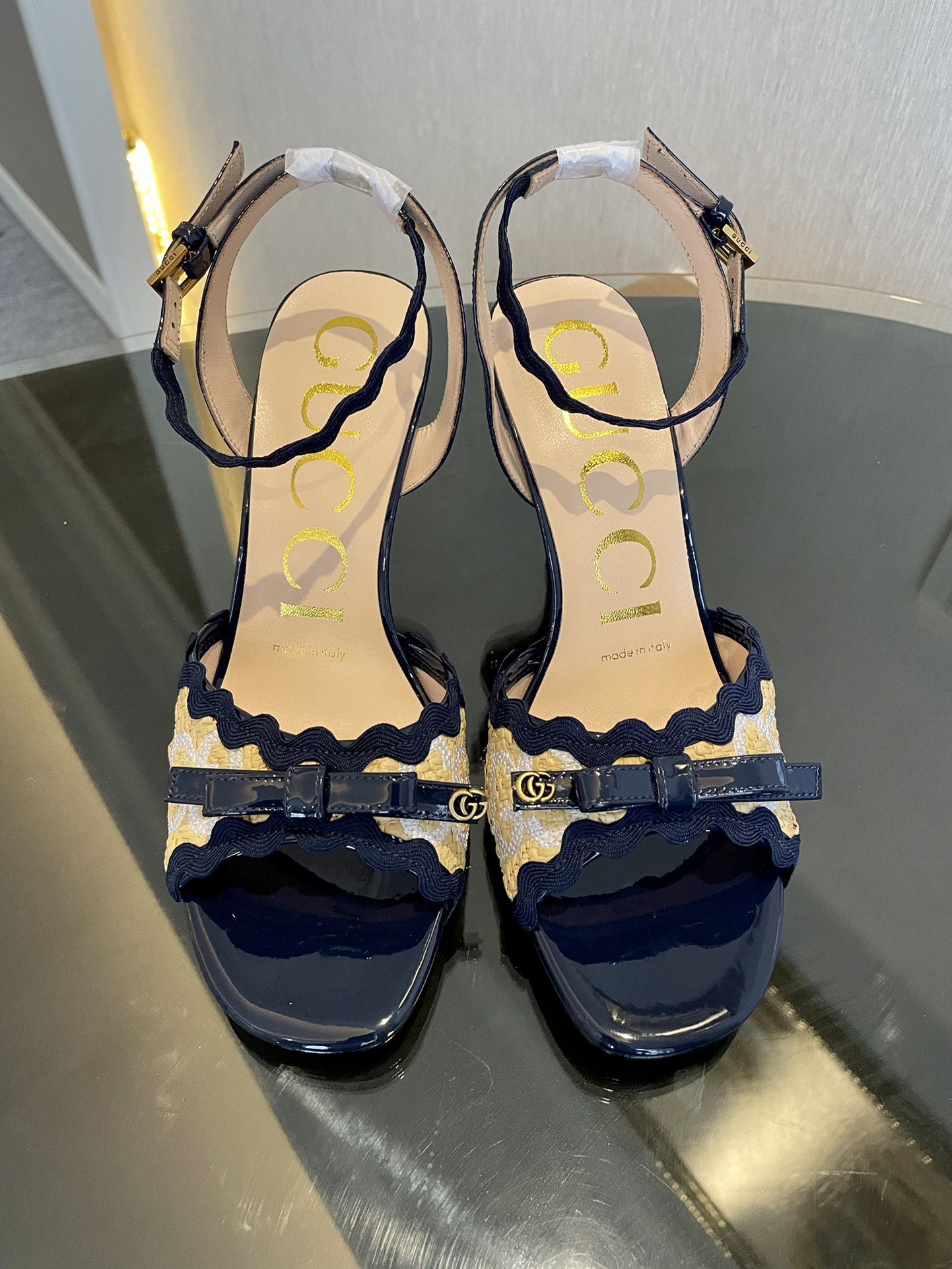 GUCCI 24S 런웨이 뾰족코 하이힐 샌들 분위기 갑 조절 가능한 스트랩 + 골드 버클