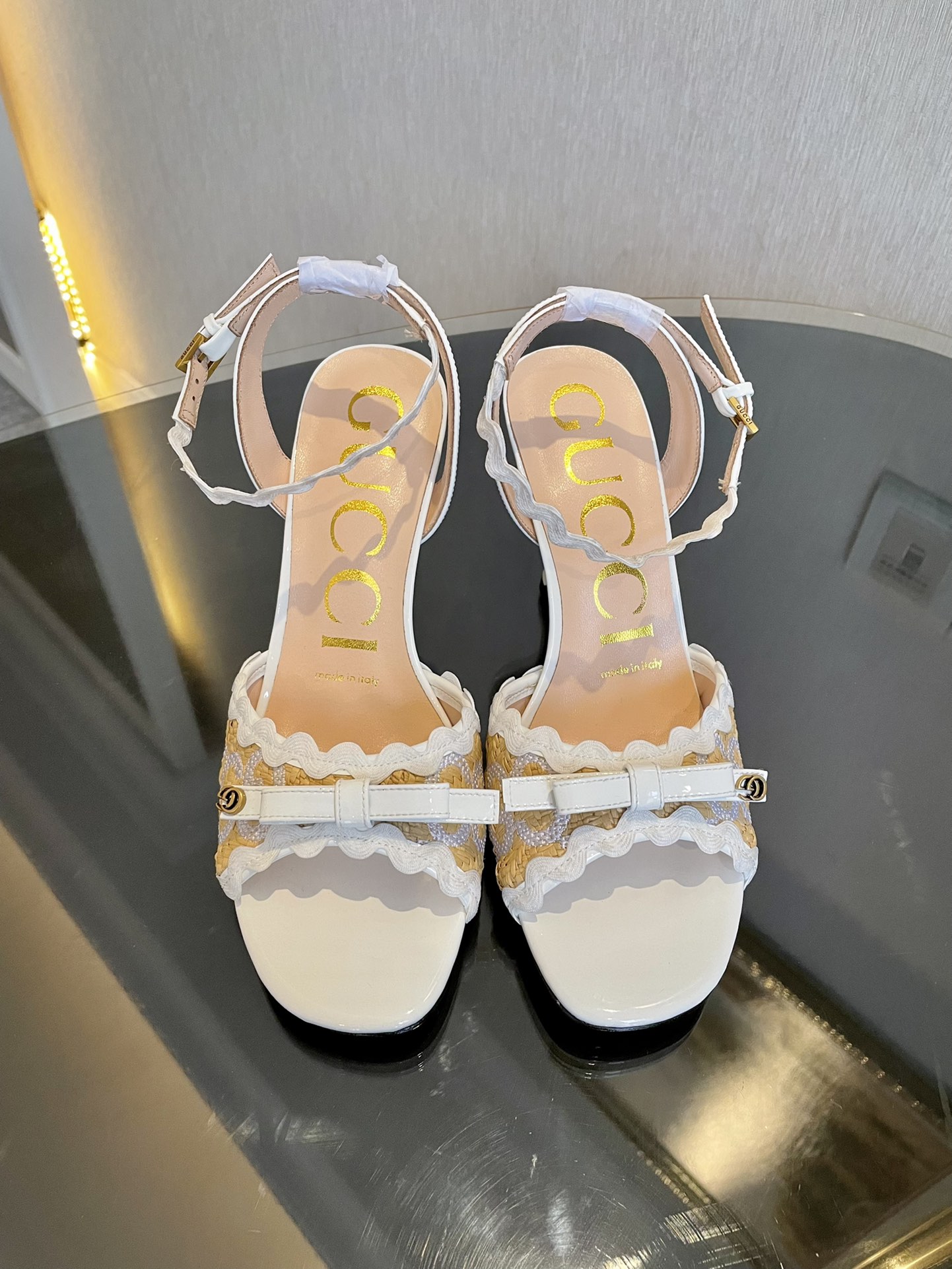 GUCCI 24S 런웨이 뾰족코 하이힐 샌들 분위기 갑 조절 가능한 스트랩 + 골드 버클