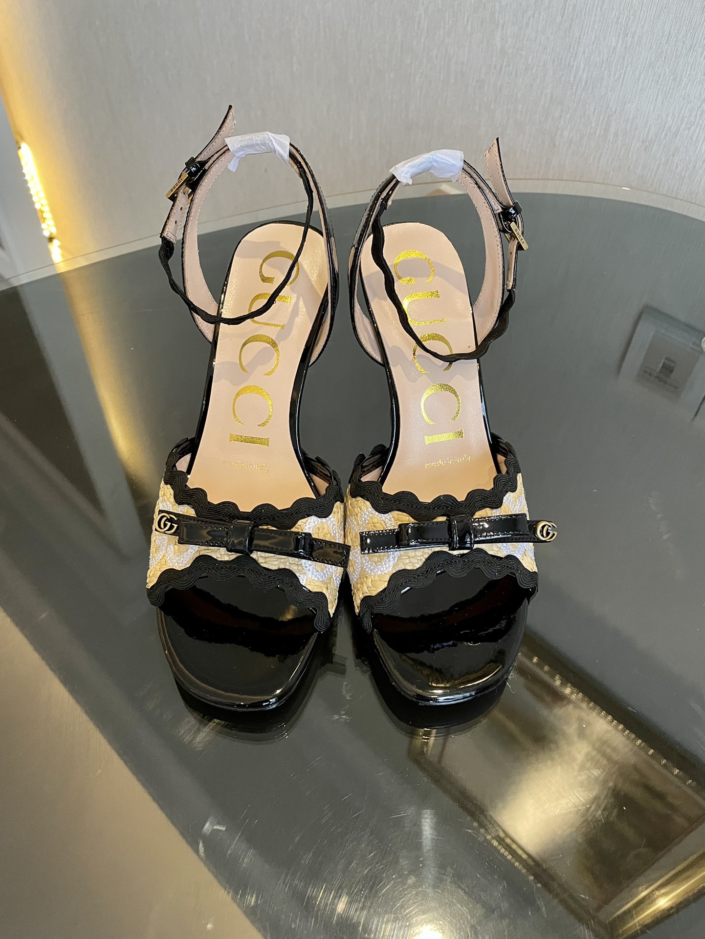 GUCCI 24S 런웨이 뾰족코 하이힐 샌들 분위기 갑 조절 가능한 스트랩 + 골드 버클