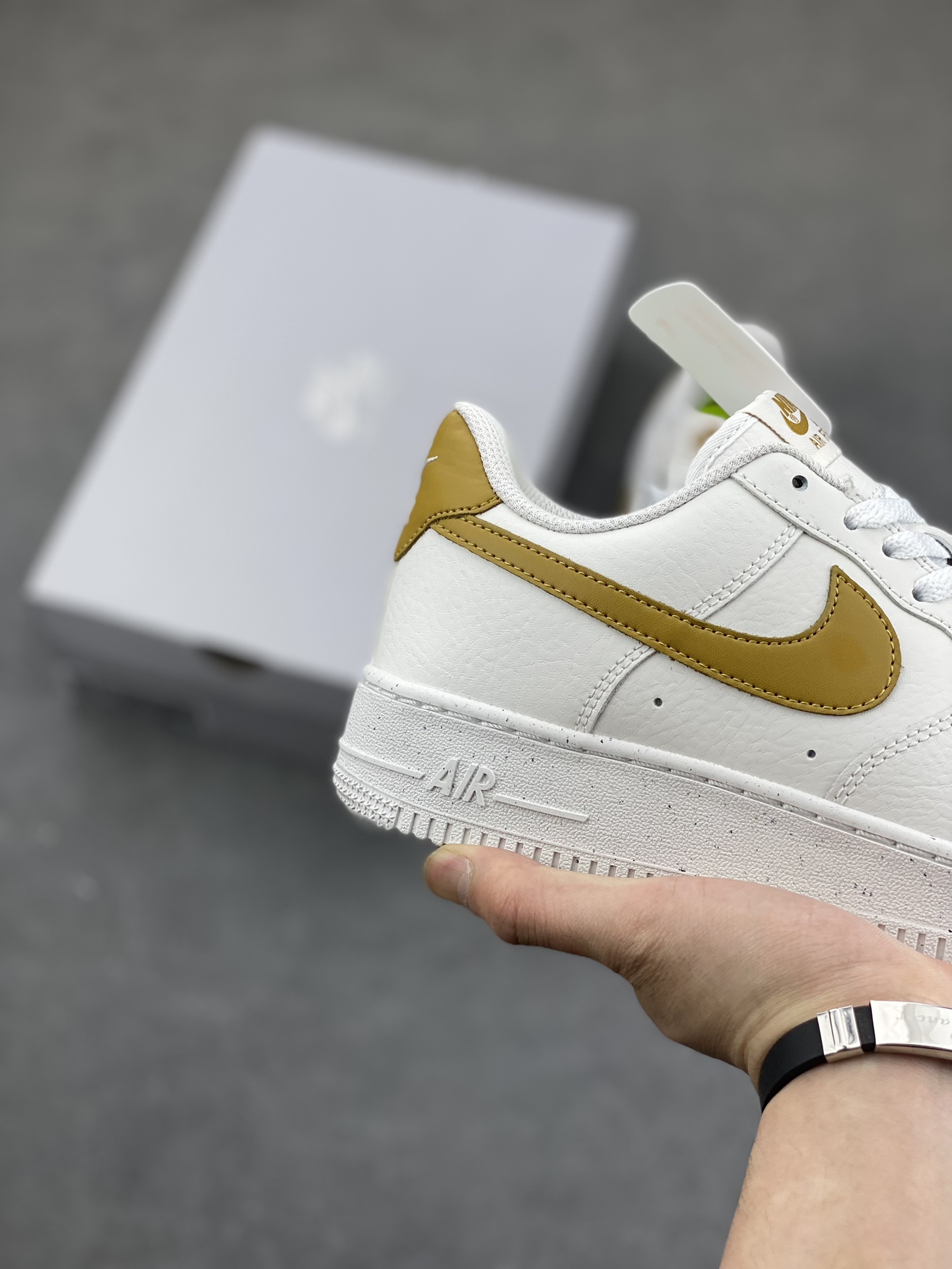 Nike Air Force 1 '07 Low White/Gold Sneaker - Iconic Style, Premium Comfort 6 i1683401862 1338 4