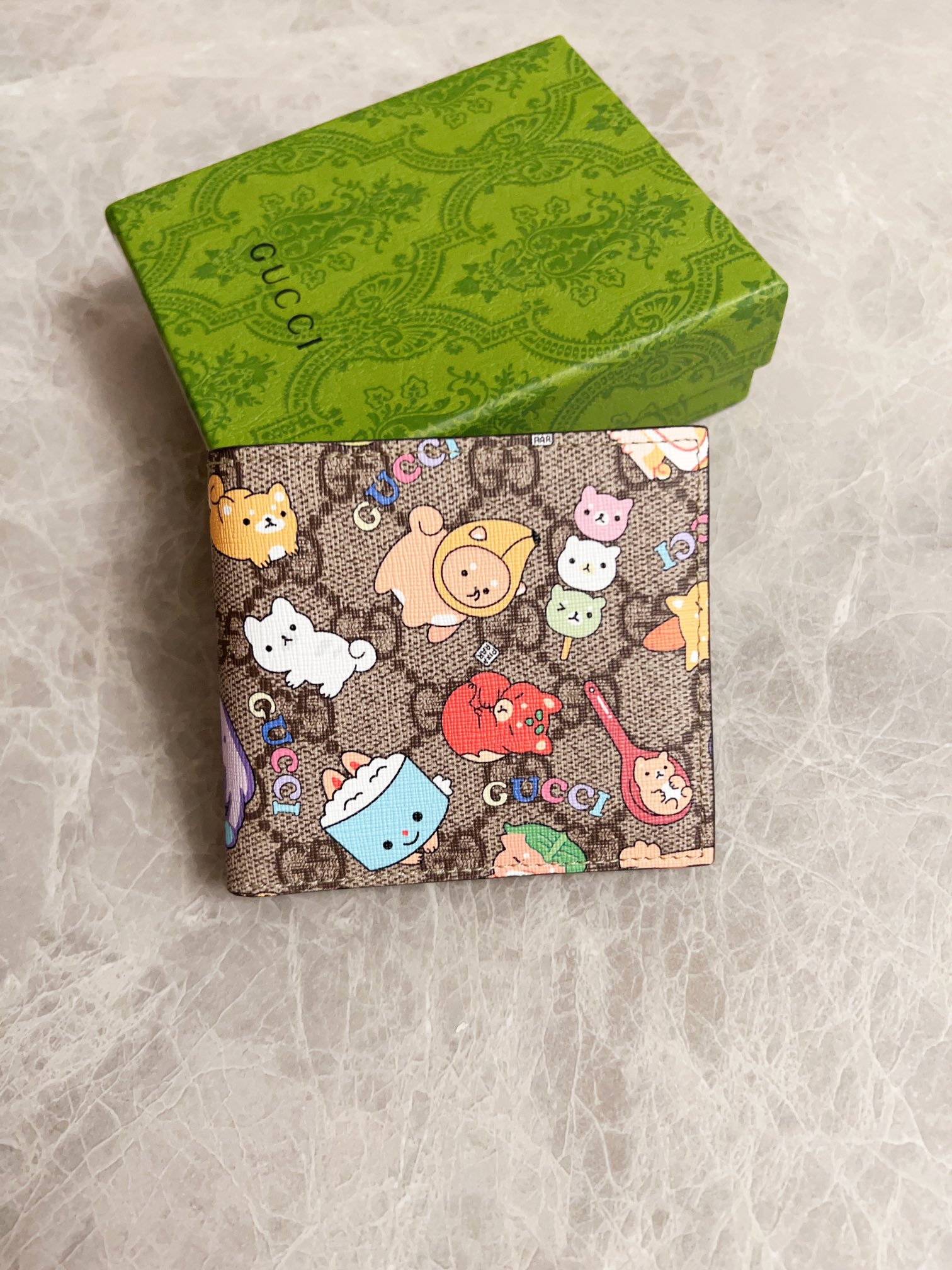 NO:741160,Gucci latest!  Camouflage cartoon short clip!  Paired with white pig-grain cowhide, it’s exquisite and colorful!  Model 736755 Size 11x9cm Color white, Gucci wallet, gucci, wallets, cowhide19860909Gucci 最新！迷彩卡通短夹！搭配白色猪纹牛皮,精致华彩！ 型号736755 尺寸11x9cm 颜色白色,Gucci钱包,gucci,wallets,cowhide,欧美剧