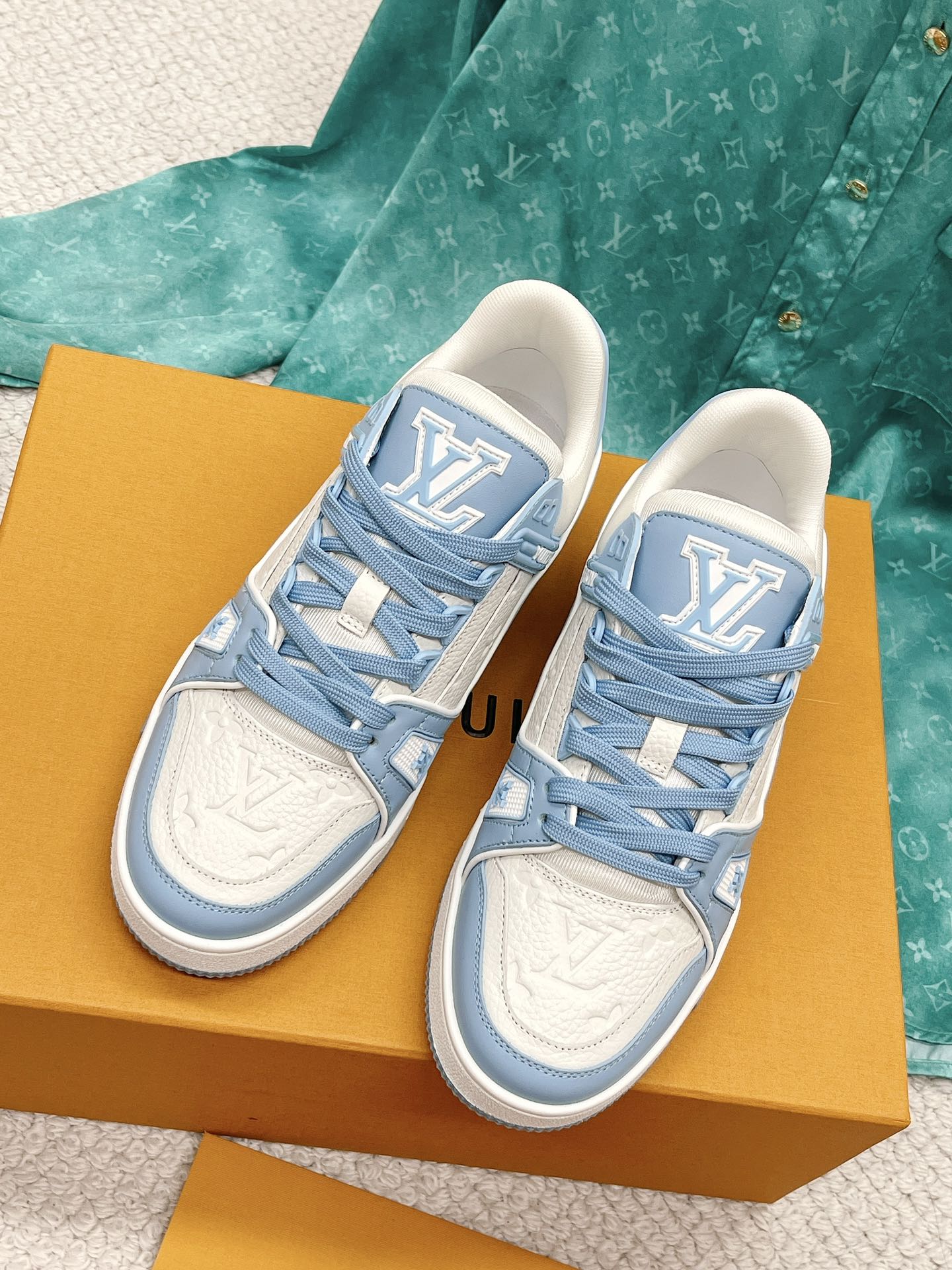 NO:481040,2025 new colors, couples styles, classic donkey brand LVTrainer PVC sports shoes series, each style is very good!  The original version is exactly the same material and workmanship details. Various leather TPU cloth. Super complex splicing. TPU original outsole. Original packaging. Size 35-40. Men. 39-45. Casual shoes/sports shoes. Louis vuitton. Louis vuitton. Sneakers.19860909批 2025年新色 情侣款 经典驴牌 LVTrainer  PVC 运动鞋板鞋系列 每个款式配色都很赞！ 原版完全一样材质做工细节 各种皮面TPU 布 超复杂拼接 TPU原版大底 原版包装 码数女35-40 男39-45,休闲鞋/运动鞋,louis vuitton,louis vuitton,sneakers,Women's Shoes