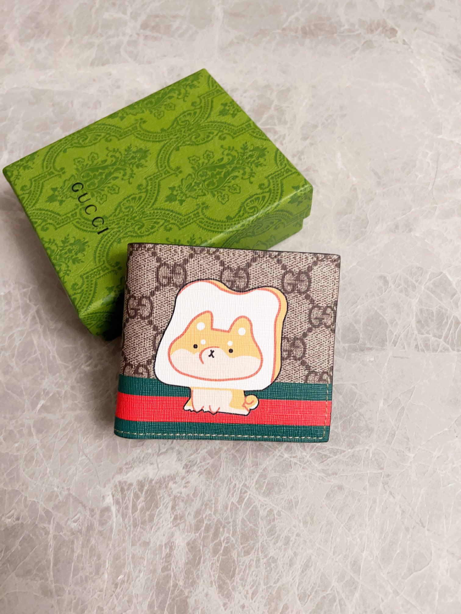 NO:741168,Gucci latest!  Camouflage cartoon short clip!  Paired with white pig-grain cowhide, it’s exquisite and colorful!  Model 736755 Size 11x9cm Color white, Gucci wallet, gucci, wallets, cowhide19860909Gucci 最新！迷彩卡通短夹！搭配白色猪纹牛皮,精致华彩！ 型号736755 尺寸11x9cm 颜色白色,Gucci钱包,gucci,wallets,cowhide,欧美剧