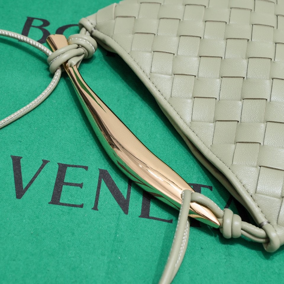 BVMiniSardine来咯高级感爆棚不锈钢五金+24k真金电镀工艺鱼鳞凹凸位置更是点睛之笔可以斜背的