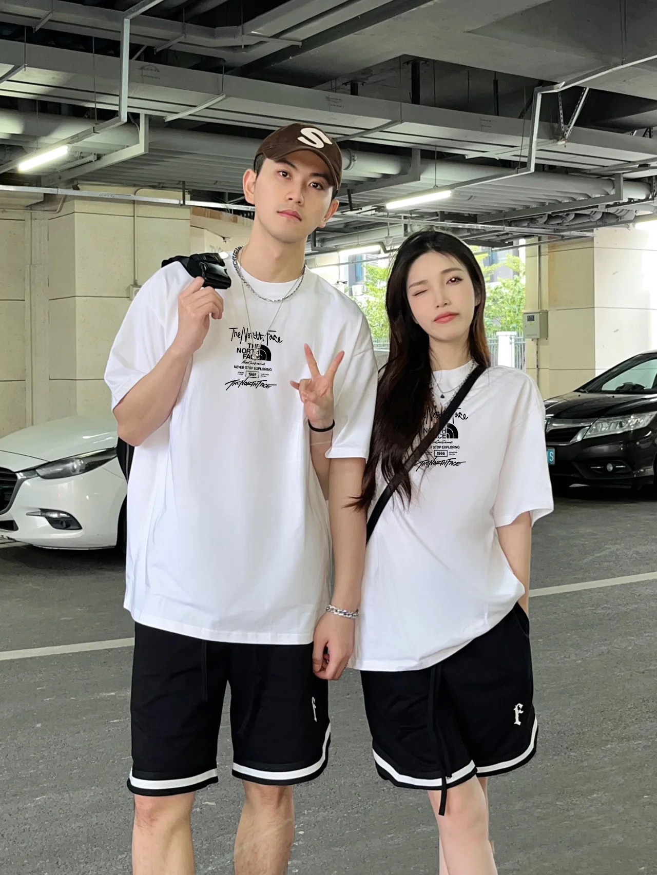 P59💰
【北面短袖】

The NorthFace北面短袖情侣T恤23新款  男女户外全棉针织运动短袖T恤 ，上身有型！倍有质感！定制螺纹，永久不变形，三针五线做工，领口包边拉条，过肩包条，肩膀处内里带压条，做工面料细节都无法挑剔！ 版型宽松，反复试版，多次调整，落肩款，宽松舒适不显胖，上身效果绝对完美！ 标准的贴合设计，营造轻松的穿着感受，印花采用进口浆料印花，活性印染，无荧光剂！高端醒目的印花，提升衣服的视觉效果！简直太完美了！ 版型宽松，男女都可以穿！情侣搭配效果更佳！ 此款上身效果炒鸡帅！流露出时髦的设计感，色彩突出！各位小伙伴们赶紧撸起！全棉面料，对准尺码表下单哦【手工平铺测量略有误差】
颜色 ：白色 黑色
 尺码：S M L XL.XXL