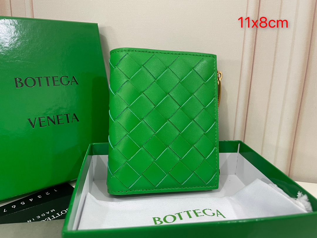 Portefeuille compact Bottega Veneta en cuir d'agneau glacé tressé avec fermeture à pression