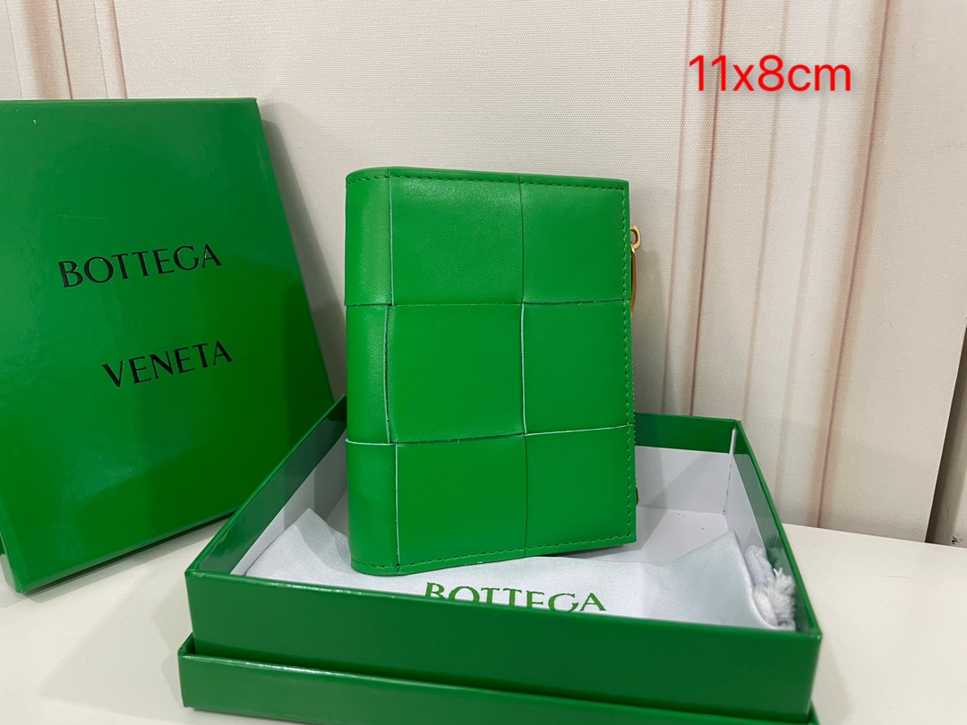 Portefeuille compact Bottega Veneta grand damier en cuir de veau brillant, fermeture pression