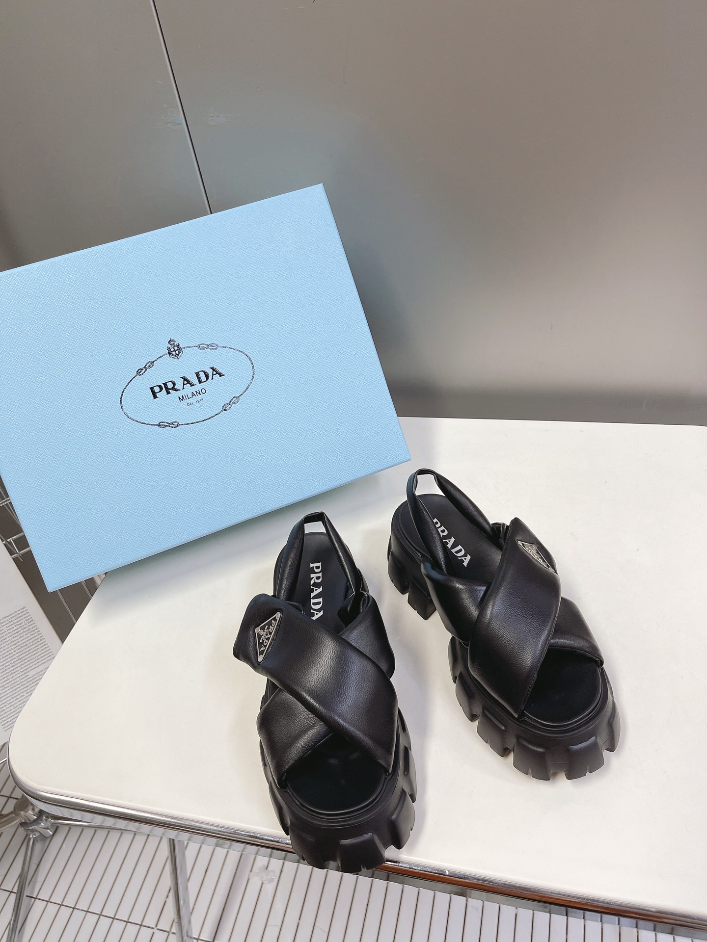 Vendita di replica online
 Prada Scarpe Casual Sandali Falso migliore qualità
 Pelle pecora Collezione estiva Casual