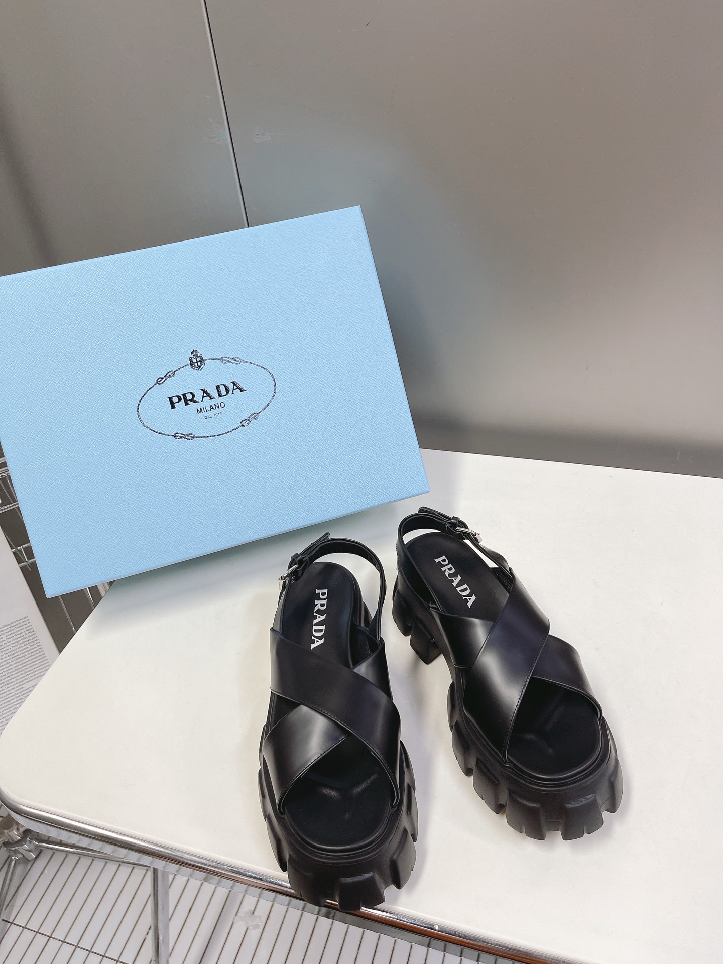 Prada Scarpe Casual Sandali Pelle di pecora Collezione estiva Casual