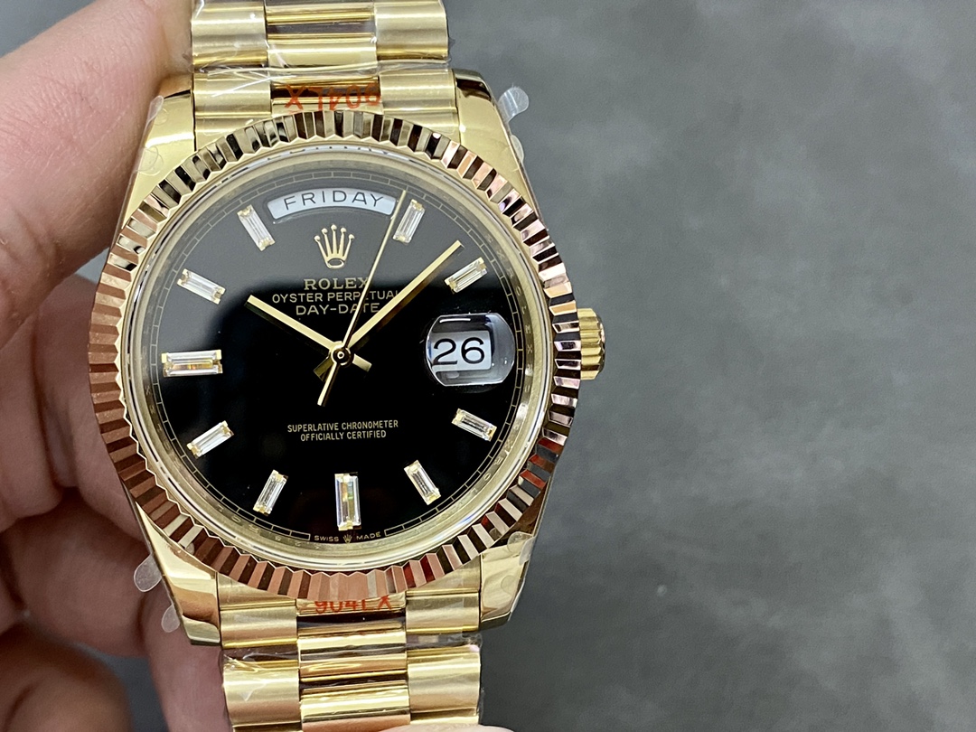 NO:143871,GMF v2 version Tungsten Steel 40dd Rolex Weekly Diary 2836 movement 40mm counterweight version real shot, it is really hand-pressing, glass transparent, calendar version, needle has a central axis, and tooth ring is sharp. You can play with it by hand, and the feel is very good. From now on, say goodbye to light and flutter. It is recommended to buy 2836 movement 166 grams, which will be about 10 grams heavier than the movement [witness][witness][witness], Rolex19860909GMF v2 版钨钢40dd 劳力士星期日志2836机芯40mm配重版本实拍,真的很压手,玻璃通透,日历对版,针有中轴,牙圈锋利.上手就可以玩,手感非常好.从此告别轻飘飘.建议入手2836机芯166克,会比机芯克重10克左右[机智][机智][机智],,rolex,Watch