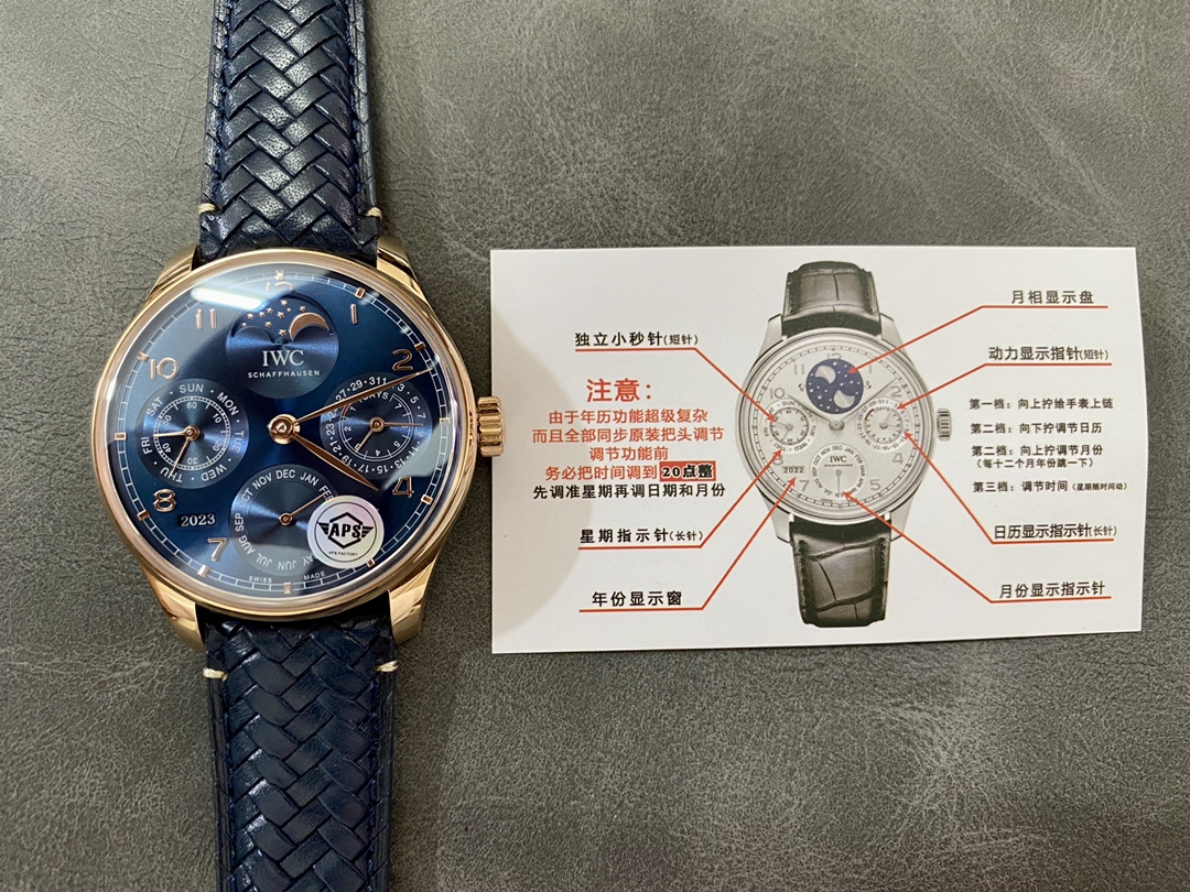 NO:142526,AS World Portugal Perpetual Calendar Watch, all functions can be used, double-hand independent functions, sun phase, replica the most complex watch, all functions are synchronized with original, all functions are adjusted by head control 1 [Function introduction] 12 o'clock sun, moon and stars, 9 o'clock independent small second hand and week pointer display, 6 o'clock month pointer, and the year display at 7 o'clock position at the same time, jump every 12 months, 3 o'clock is the most classic power display pointer and date display, each needle is truly available to distinguish between small factories on the market, two needles stick together 2 [Fine workmanship] The shell adopts the same three-piece set structure of the original, with wire drawing in the middle, and the upper and lower shells being polished. The mirror uses a high-cost pot-shaped sapphire to enhance its texture  3 [Movement Performance] Size 42.2mmX14.9mm, the basic movement uses the Portuguese basic movement, which is efficient and stable, and the power time is more than 72 hours. A complex perpetual calendar module is installed, and all functions of the synchronous original can be synchronized by adjusting the head. 4 [Quality Control QC] Because the perpetual calendar module is very complicated, the time will be adjusted before shipment. Customers can just put it on the chain and wear it with their hands. Don’t adjust it easily. When it really needs to adjust, first adjust the time to 8 pm and then debug other functions. When debugging, manually align it at the week, pull out one section and screw it up to adjust the month (12-month linkage year), and twist it down to about three turns to start adjusting the calendar. AS carefully makes watches, starting from the details x, Wanguo, iwc19860909AS 万国葡萄牙系列万年历腕表,所有功能能用,双针独立功能,日相,复刻界最复杂的腕表,所有功能同步原装,所有功能调节通过把头控制 1【功能介绍】12点日月星辰,9点钟独立小秒针和星期指针显示,6点钟月份指针,同时联动7点钟位置的年份显示,每12个月年份跳动一下,3点钟则是最经典的动力显示指针和日期显示,每一根针都是真实可用区分市面上的小厂两根针粘在一起 2【做工精细】外壳采用原版同样的三件套结构,中间拉丝,上下壳为抛光,镜面采用高成本的锅盖形蓝宝石,使其质感提升 3【机芯性能】尺寸42.2mmX14.9mm,基础机芯采用葡七基础机芯,高效稳定,动力时间长达72小时以上,加装复杂的万年历模块,而且同步原装所有功能实现同步原装通过把头调节 4【品控QC】由于万年历模块十分复杂在出货前都会调准时间,客户收到直接上链上手佩戴即可,不要轻易乱调,确实需要调节时,先把时间调到下午8点整再去调试其他功能,调试时先手动对准星期,拔出一节往上拧调节月份(12个月联动年份),往下拧三圈左右开始调节日历 AS用心做表,从细节出发x,万国,iwc,Watch