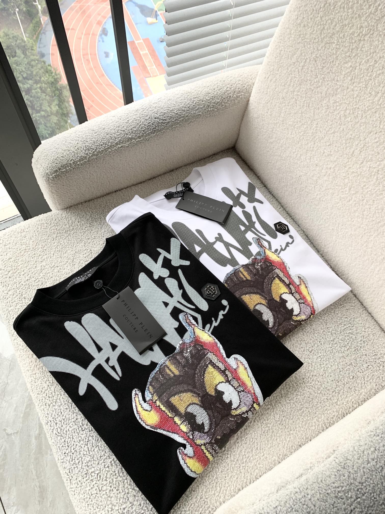 NO:135377,German trendy brand Philipp Plein 2025 spring and summer new short-sleeved T-shirt for men and women, high quality, perfect details, and noble quality!  It has a very design sense, the spot texture is invincible, the touch is soft, the upper body is three-dimensional, and it will not be too soft. In terms of workmanship details, it is luxurious in a minimalist style, and the upper body is absolutely cool!  Logo logo design on chest!  Customized original pure cotton fabric with simple outline!  The neat tailoring and deconstructive design incorporates New York-style unruly and unruly into the T-shirts, and reflects the designer's unremitting pursuit in the details, making the simple style with high practical wear a benchmark for fashion!  Size S-3XL, PHILIPP PLEIN, T-shirt,tees, t-shirt,alexander wang19860909德国潮牌菲利普·普莱茵Philipp Plein 2025春夏新款男女同款短袖T恤,高品质 完美细节 彰显高贵品质 ！非常有设计感,现货质感无敌,手感柔软,上身轮廓立体,不会过于柔软,做工细节方面,极简风的它属于奢华,上身绝对酷！胸前标识logo印花设计！以简洁的轮廓、定制原版纯棉棉面料！利落的剪裁和解构主义的设计,将纽约式的率性不羁融入T恤,并在细节处体现设计者的不懈追求,让高实穿度的简约风格成为时尚标杆！尺码S-3XL,,PHILIPP PLEIN,T-shirt,tees，t-shirt,alexander wang,Men's clothing