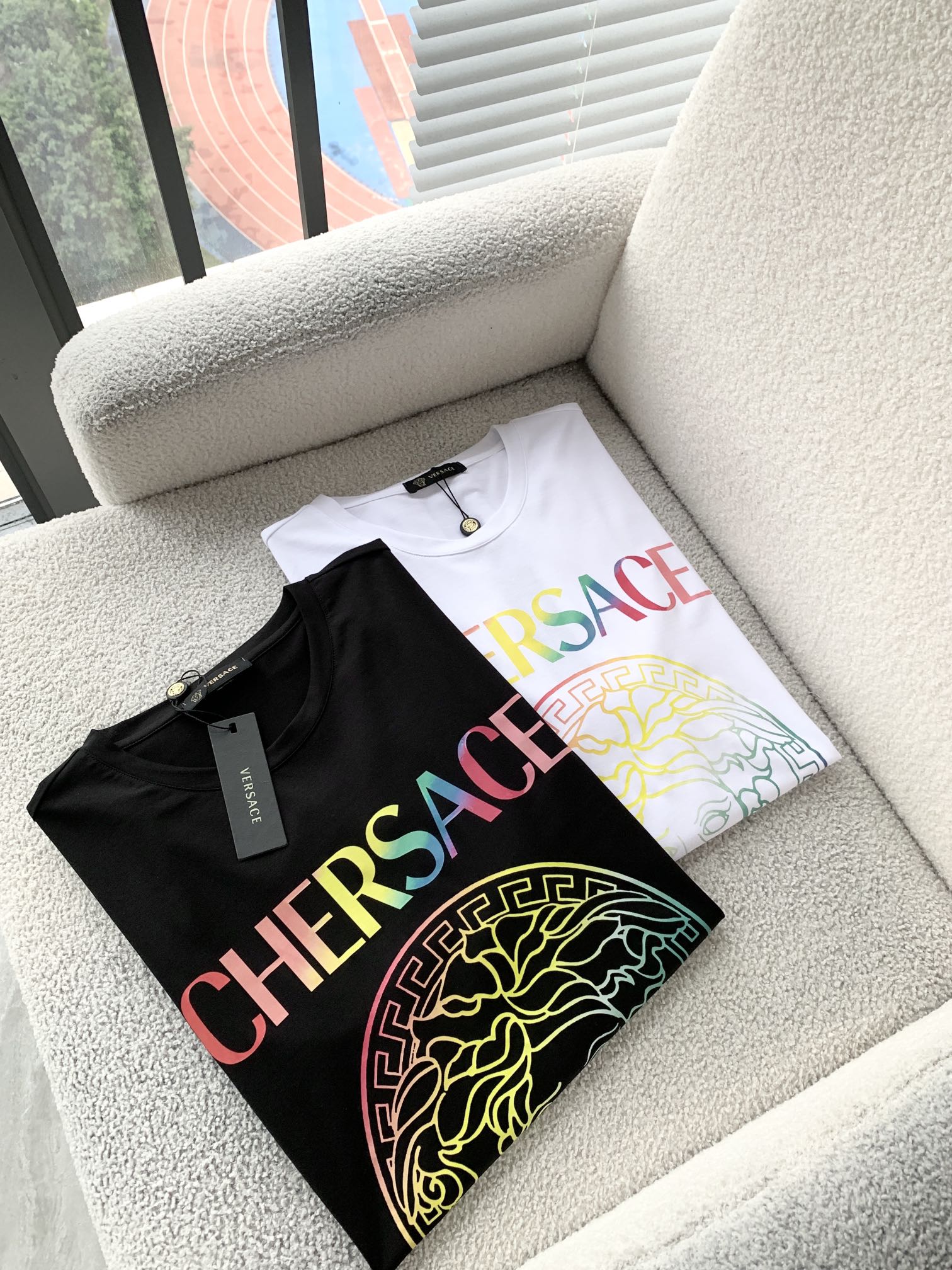 NO:135374,- Versa*e Fan*zhe's new spring and summer 2025 men and women's short-sleeved T-shirt for couples, trendy light luxury new products debut, original single replica product, high-end quality, highest version of the market, Milan fashion designer model, sneak peek, exclusive on-site sale; original exclusive cotton fabrics are available for customers!  Customized Medusa logo printing technology design, the upper body effect is excellent, and the comfortable and close body shows the temperament!  S-3XL, versace, T-shirt,tees, t-shirt,alexander wang19860909- Versa*e 范*哲2025春夏新款男女同款情侣短袖T恤,潮流轻奢新品登场 原单复刻产物 高端品质 市场最高版本 米兰时装设计师款 先睹为快,独家现货发售；客供原版专属纯棉面料！定制美杜莎logo印花工艺设计,上身效果超赞,舒适贴身彰显气质！码数S-3XL,,versace,T-shirt,tees，t-shirt,alexander wang,Men's clothing