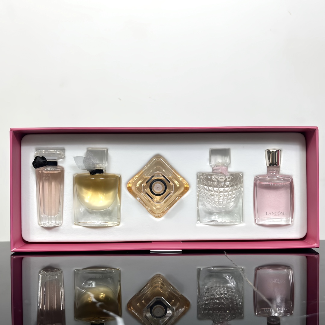 Lancôme perfume sample 5-piece set
Lancôme Q version 40 five-piece set includes: Midnight Rose 5ml + Beautiful Life 4ml + Brilliant Love Eau de Parfum 7.5ml + B
