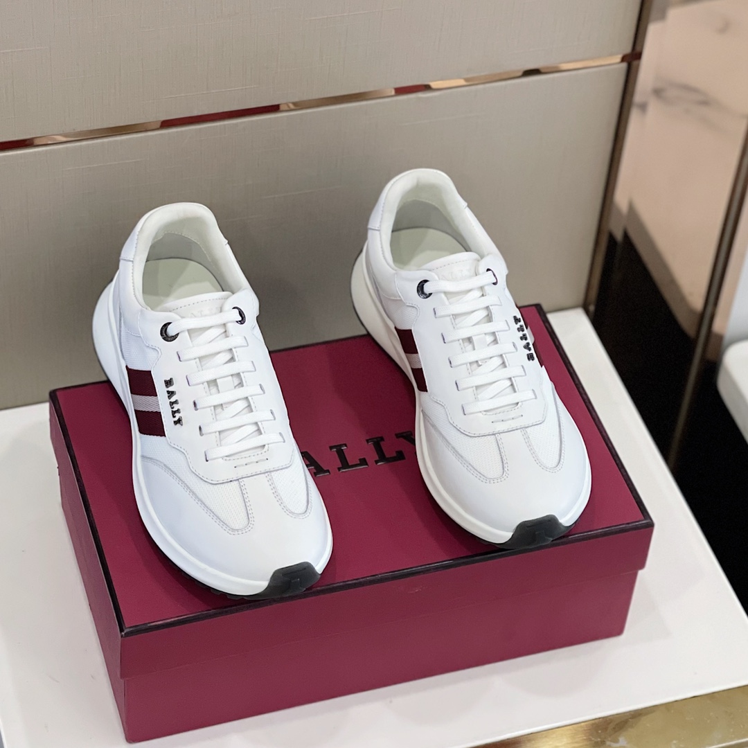 ¡Las zapatillas de deporte de piel de vacuno para hombre de Bally crean un aura libre y sencilla al caminar! Pasea por …