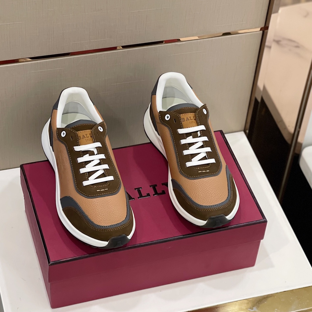 ¡Las zapatillas de deporte de cuero repujadas para hombre de Bally crean un aura libre y relajada al caminar! Pasea por…